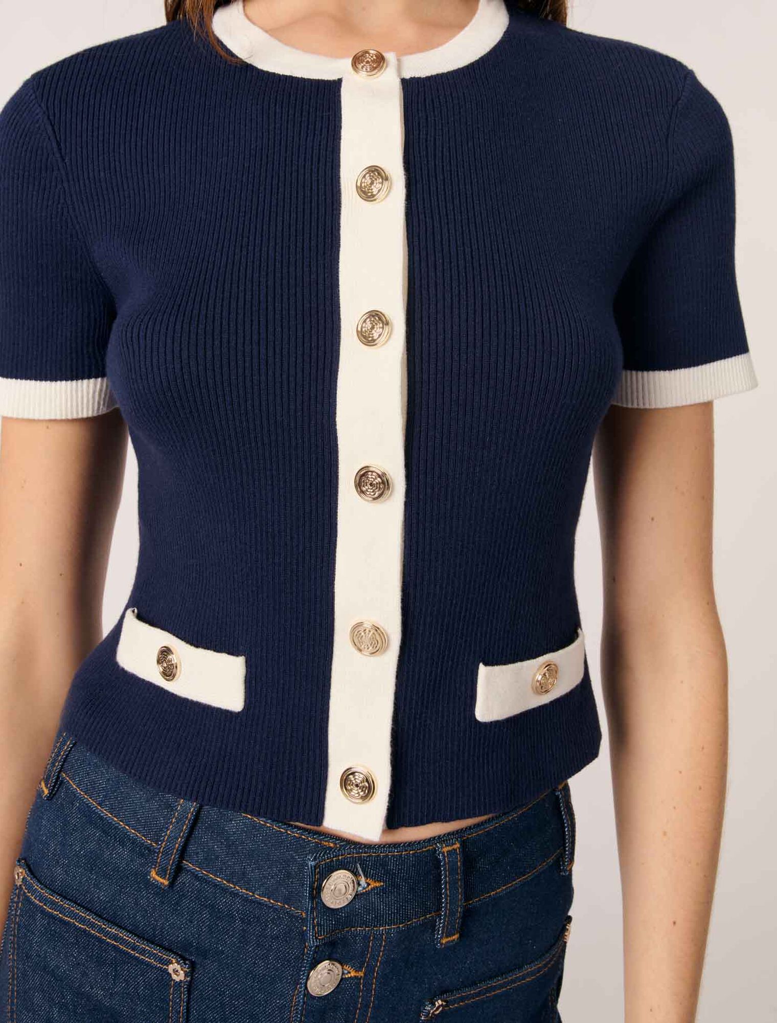 Kurzer Cardigan mit Kontrastdetails