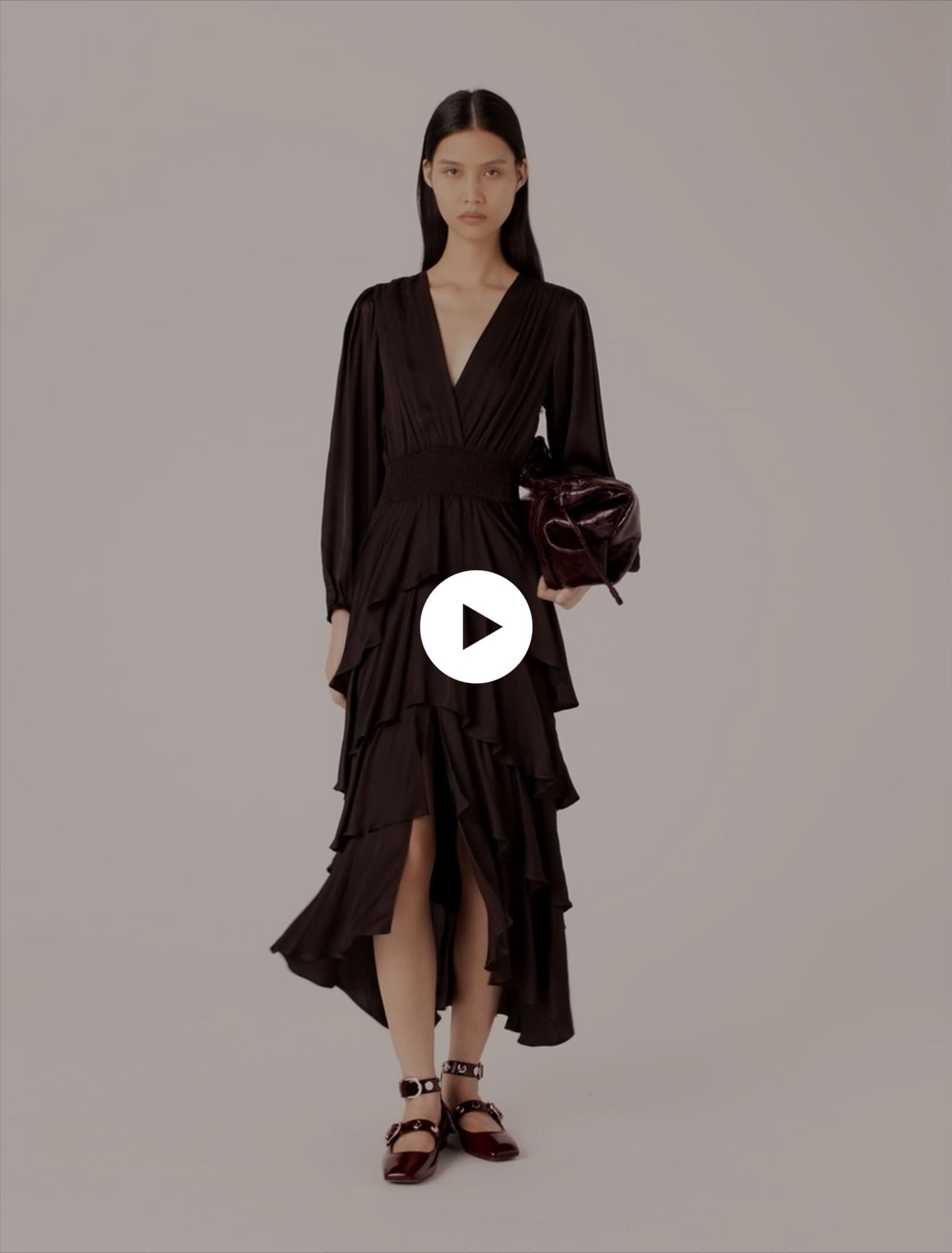 Langes fließendes Kleid mit Volants