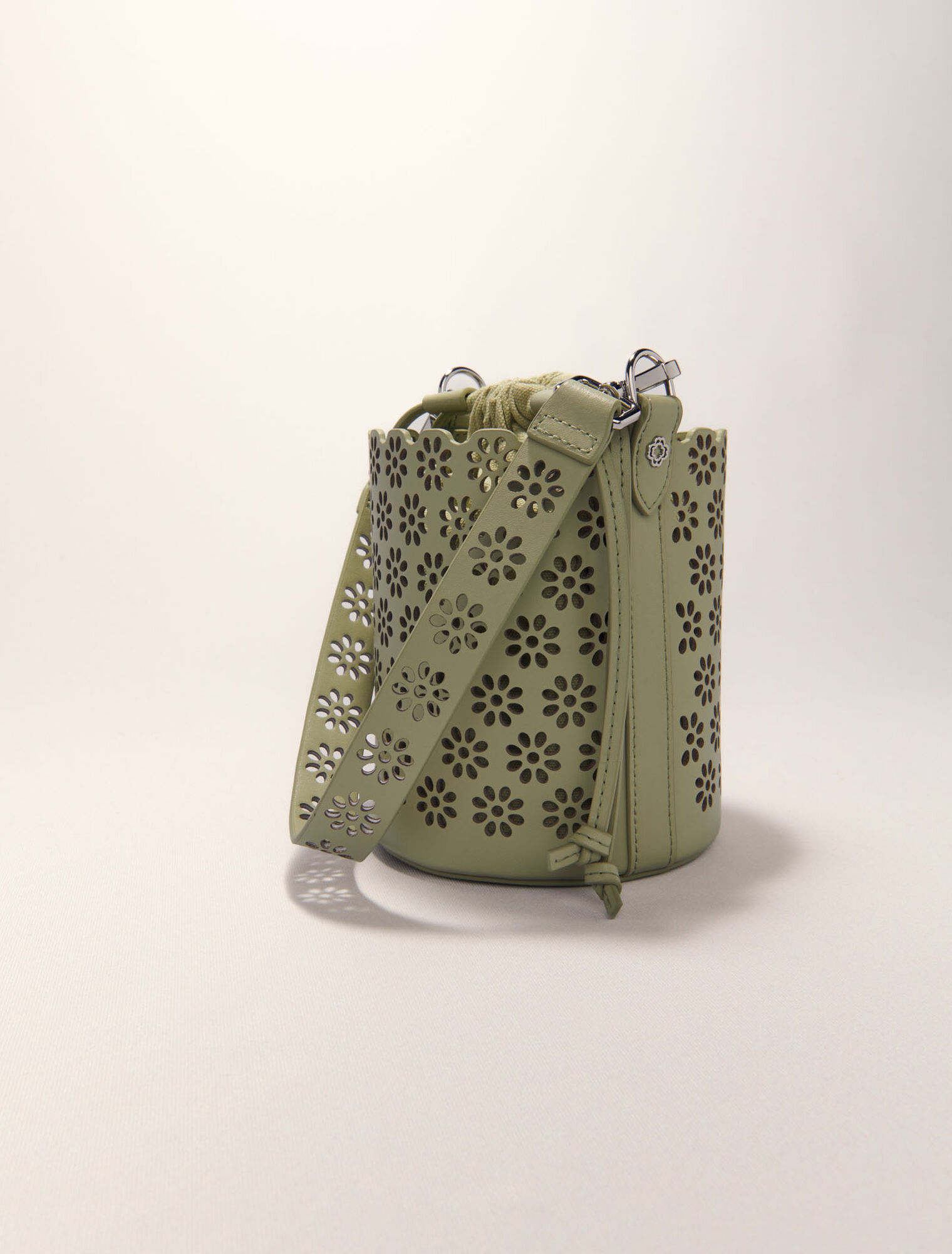 Bucket Bag aus perforiertem Leder