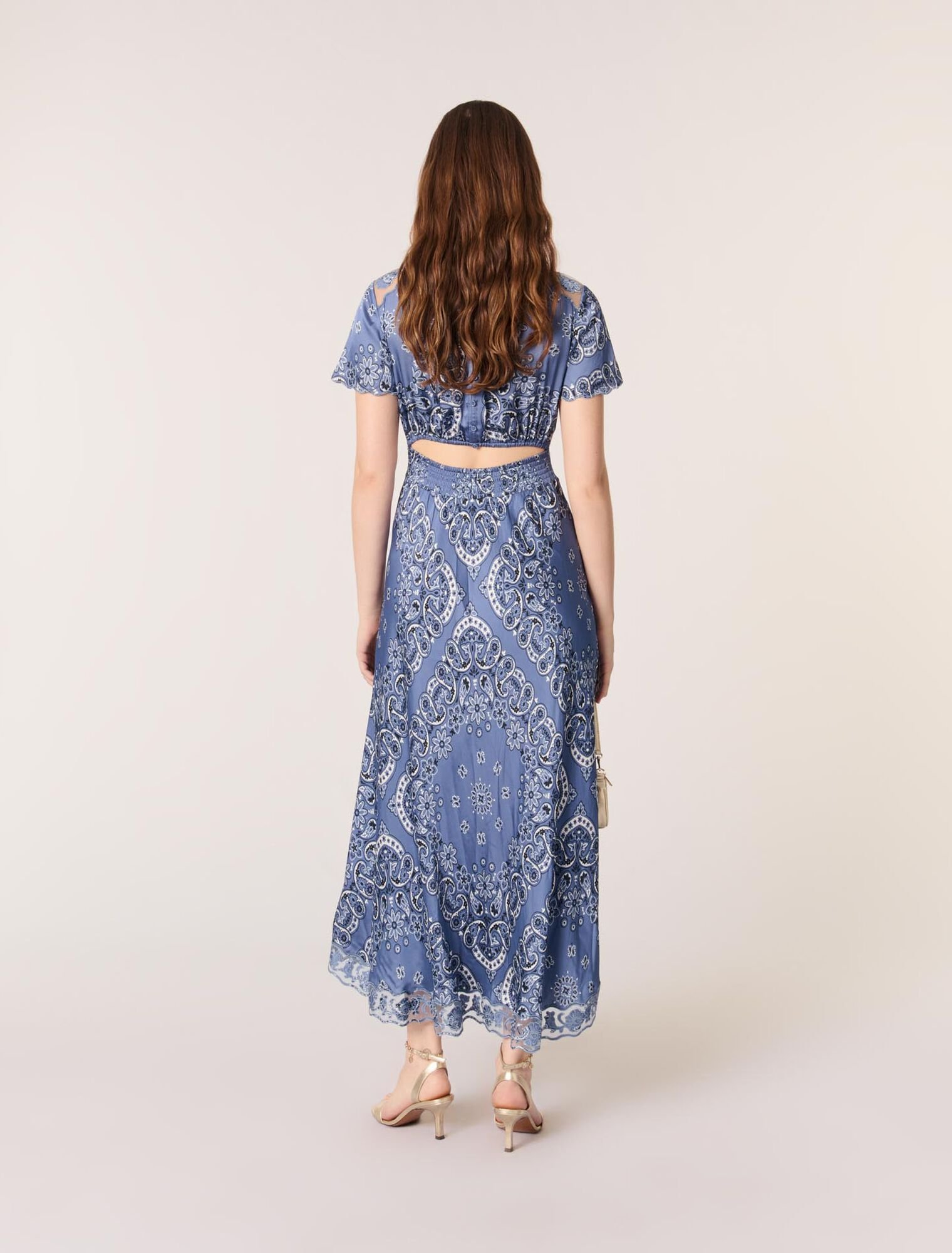 Langes fließendes Kleid mit Print
