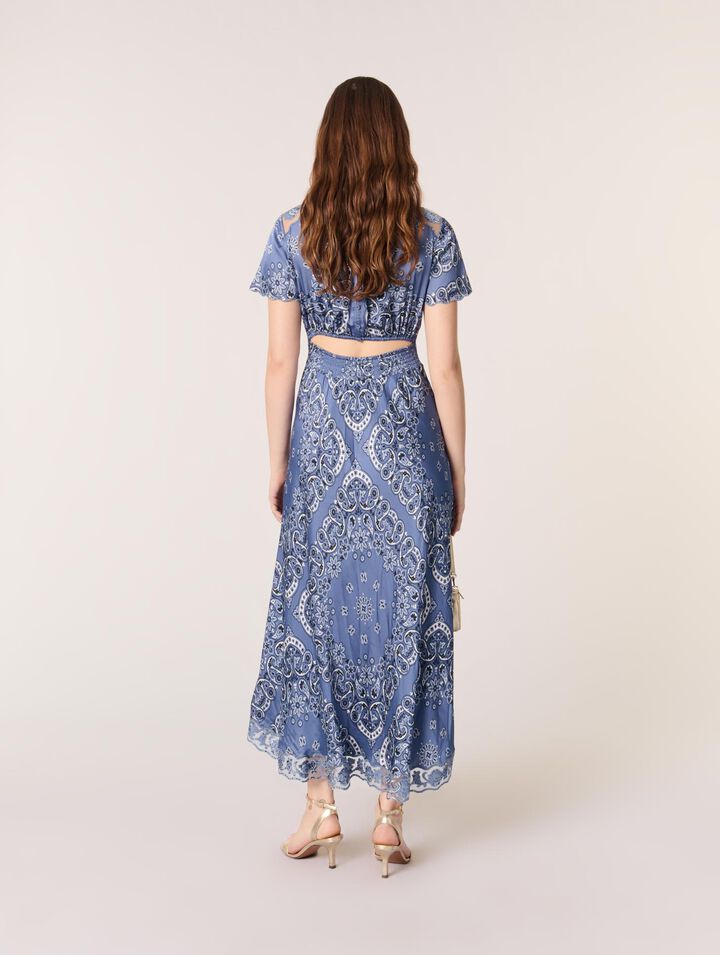 Langes fließendes Kleid mit Print