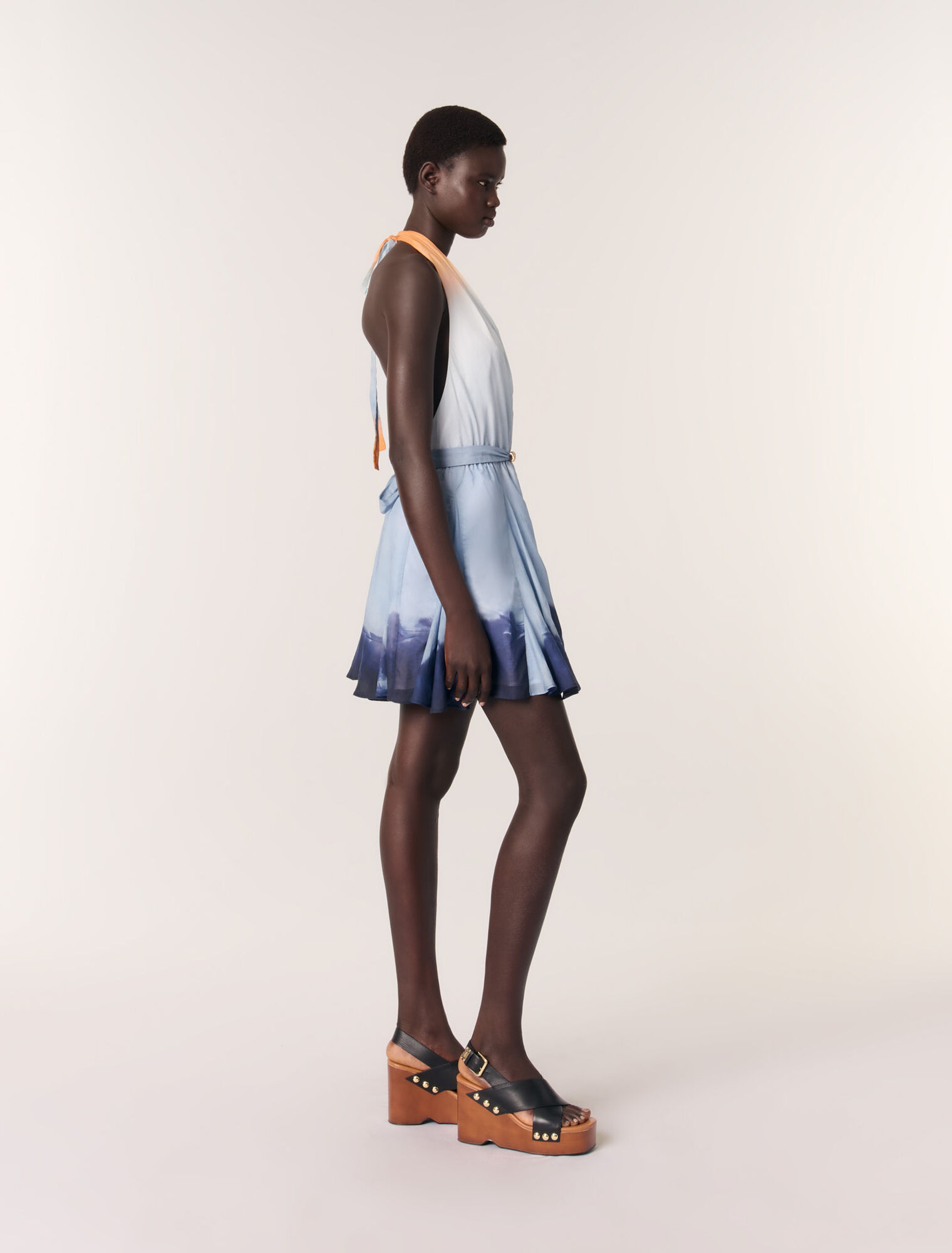 Kurzes Kleid mit Batik-Muster