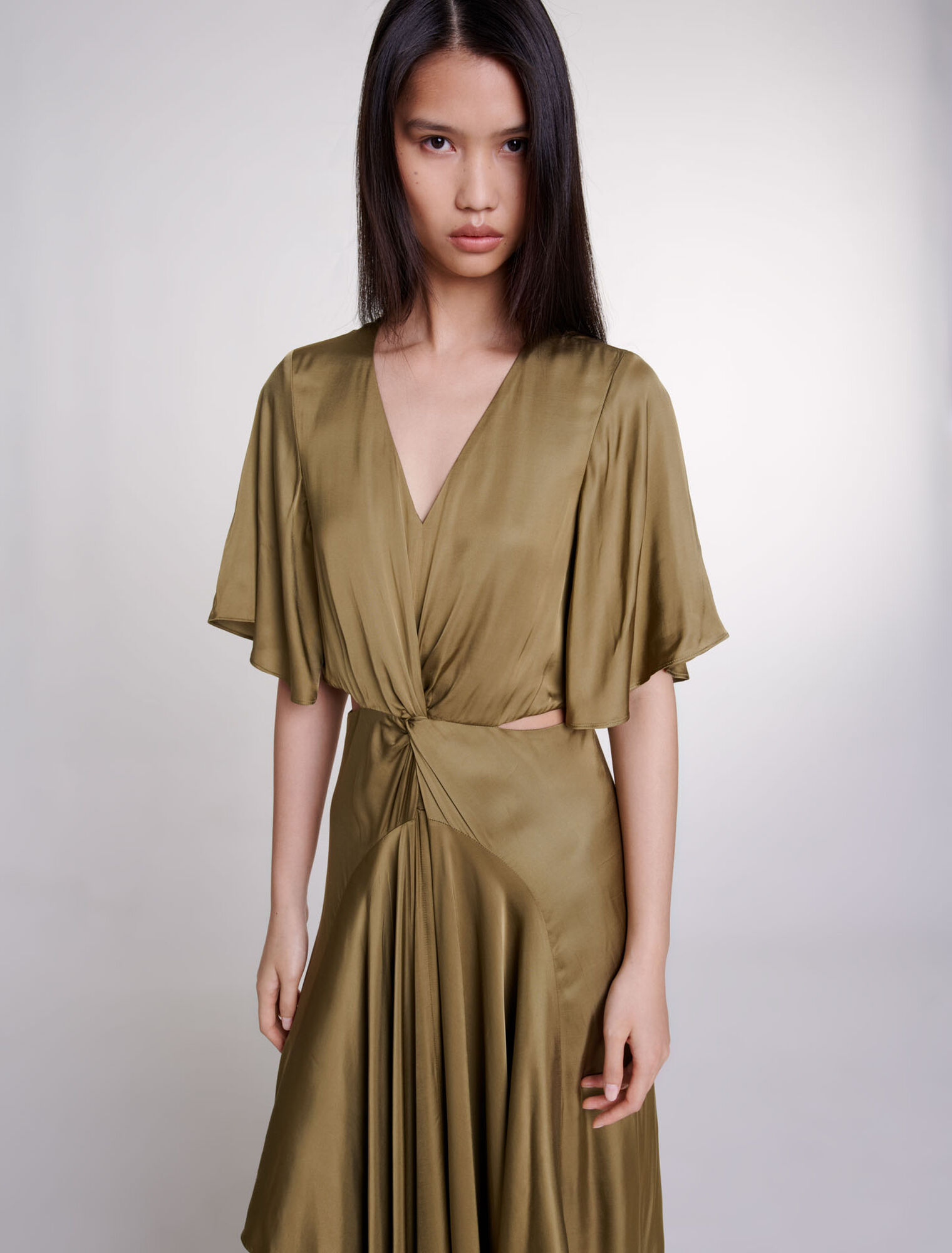 Langes Satinkleid mit Cut-outs