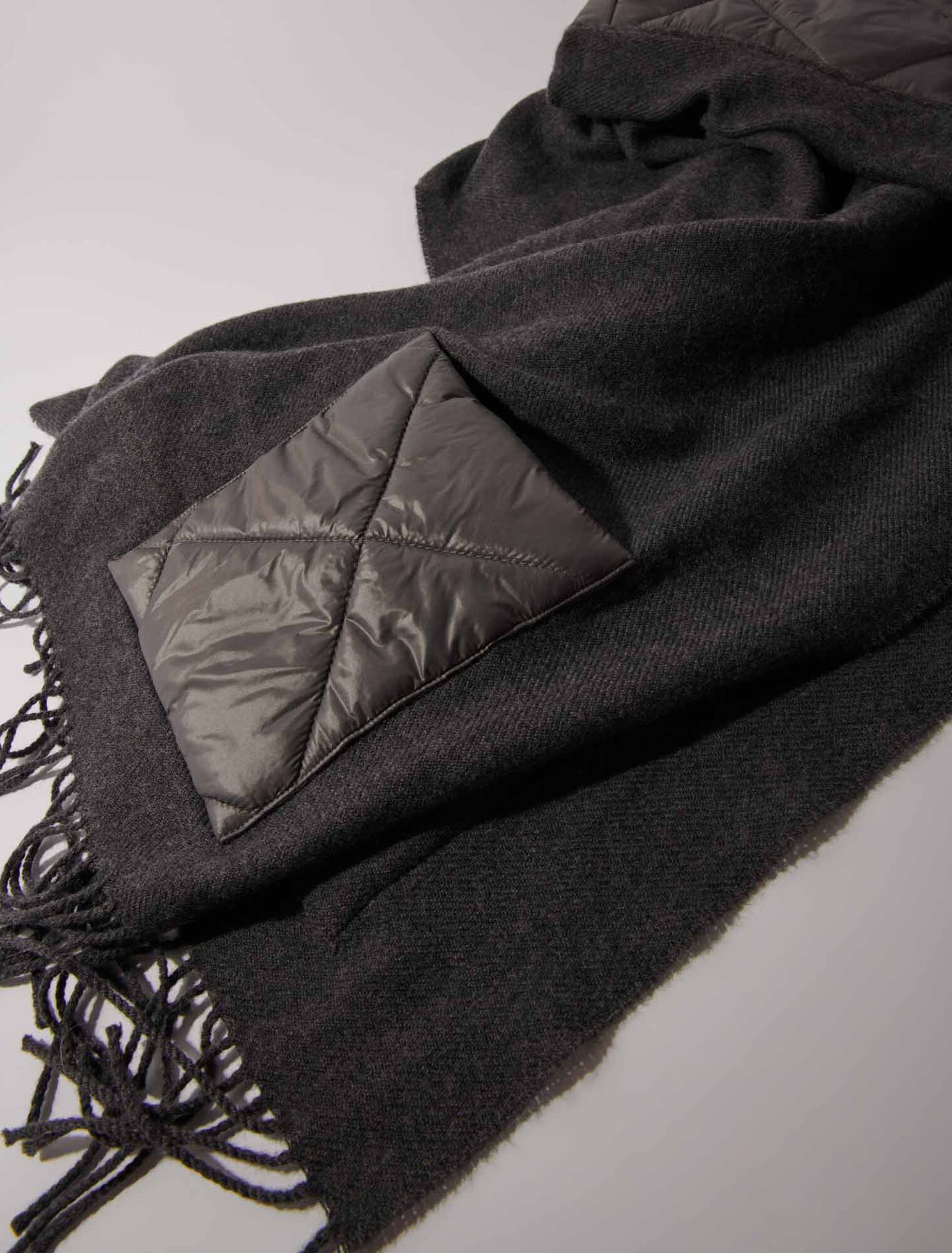 Wollponcho mit Kapuze