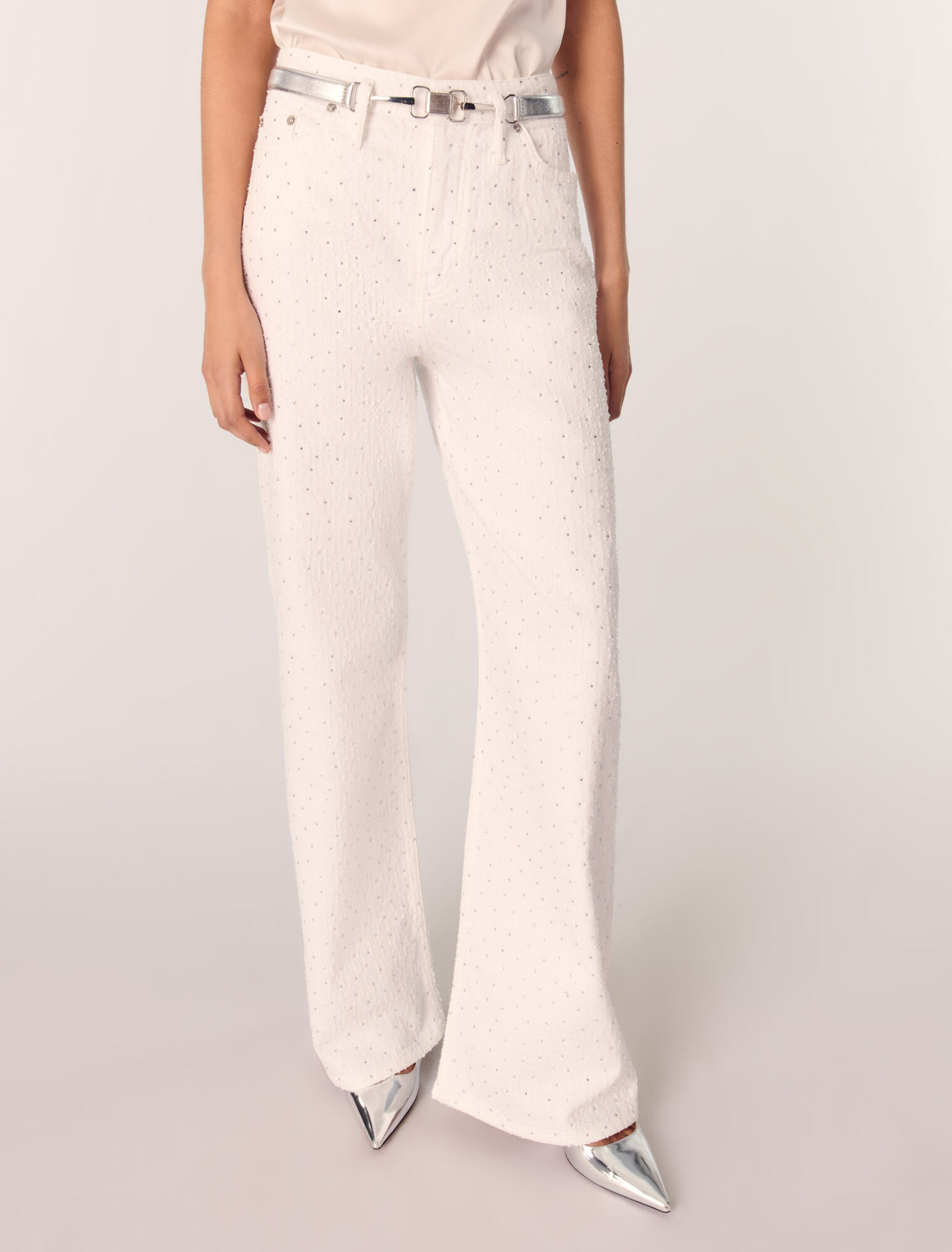 Weite Jeans mit Strass-Schmuck