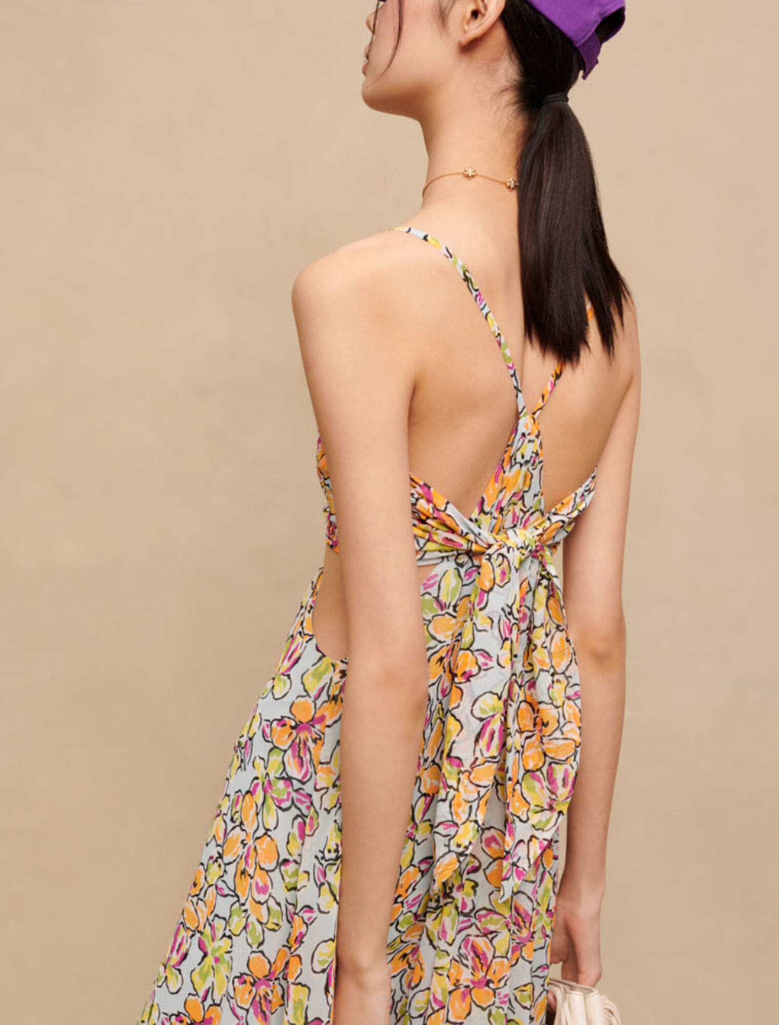 Langes geblümtes Kleid mit Ausschnitten