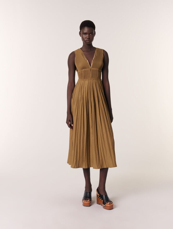 Plisseekleid mit Schmuckausschnitt