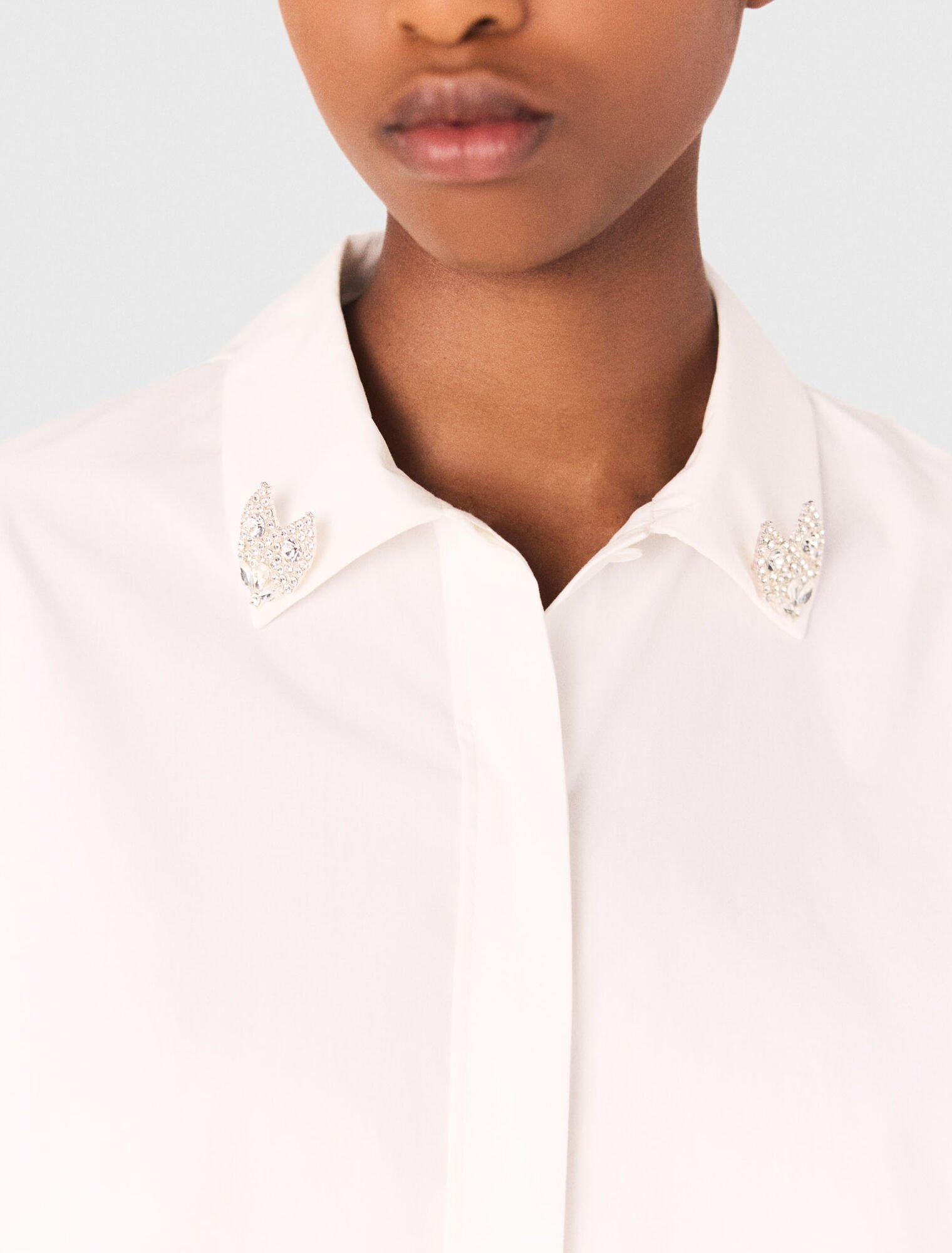 Kurzes Hemd mit Schmuckdetails