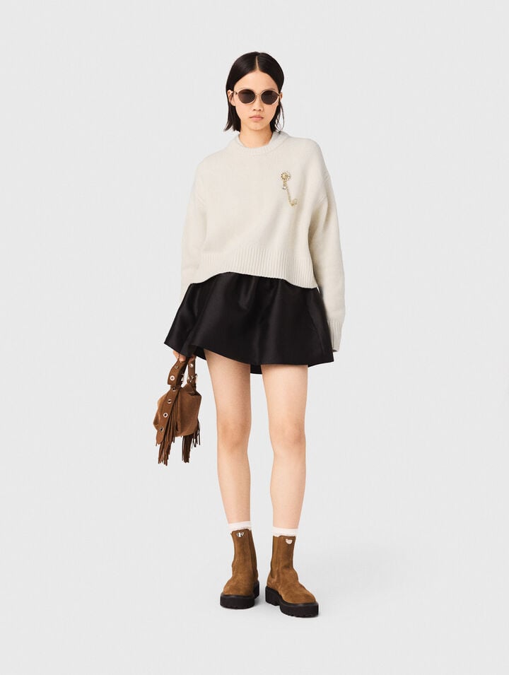 Pullover mit Blumenbrosche