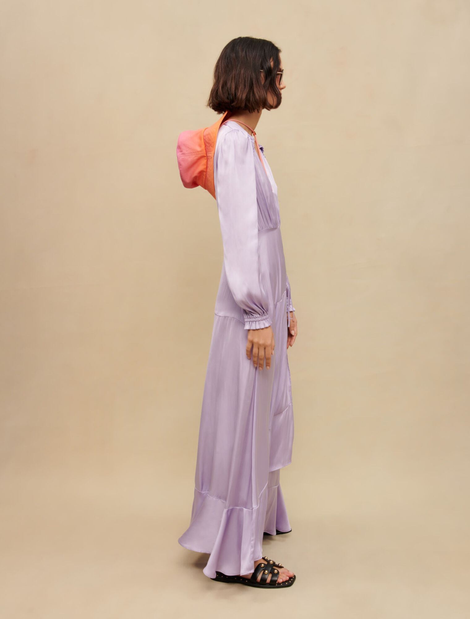 Langes, fließendes Satinkleid