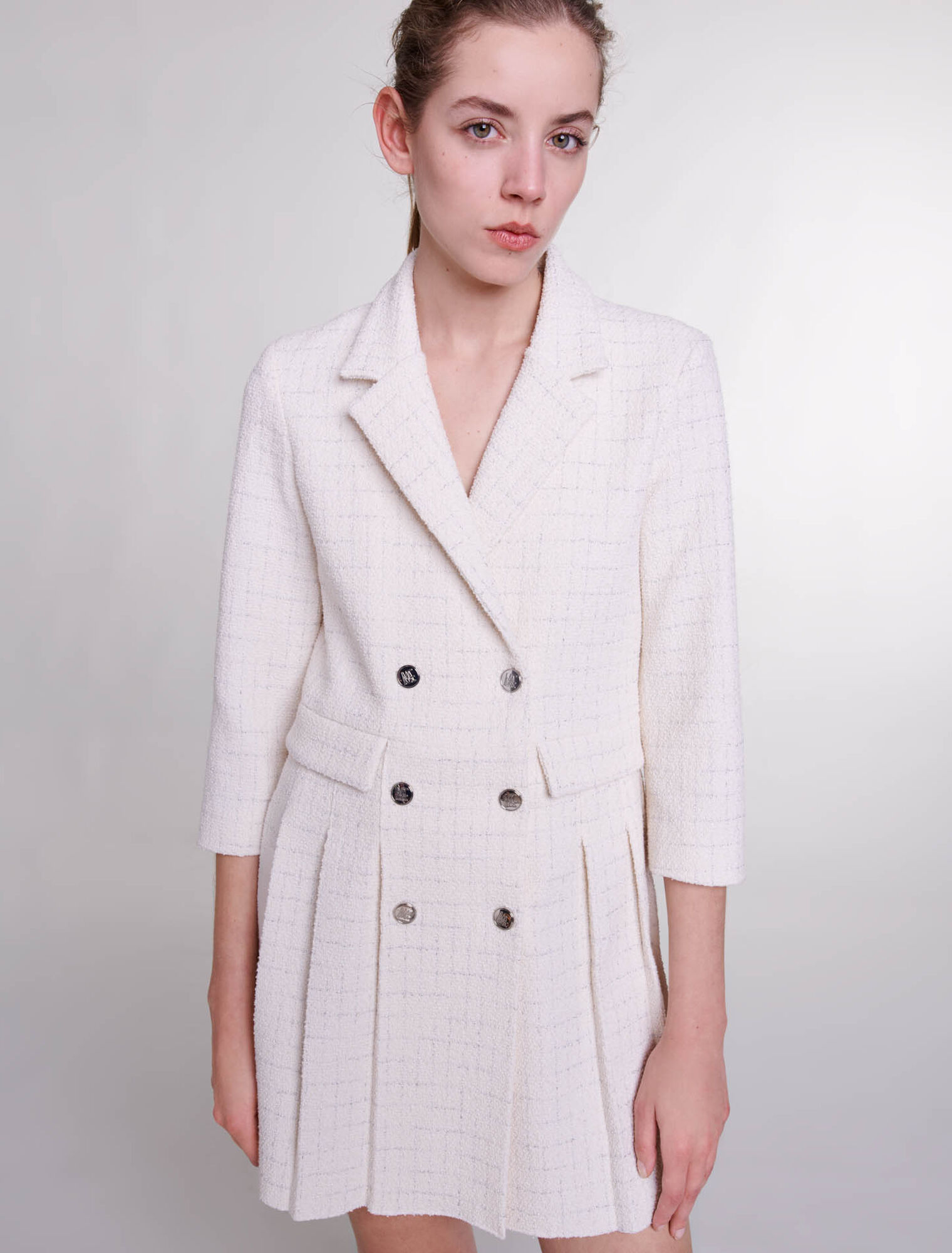 Kurzes Kleid mit Knöpfen