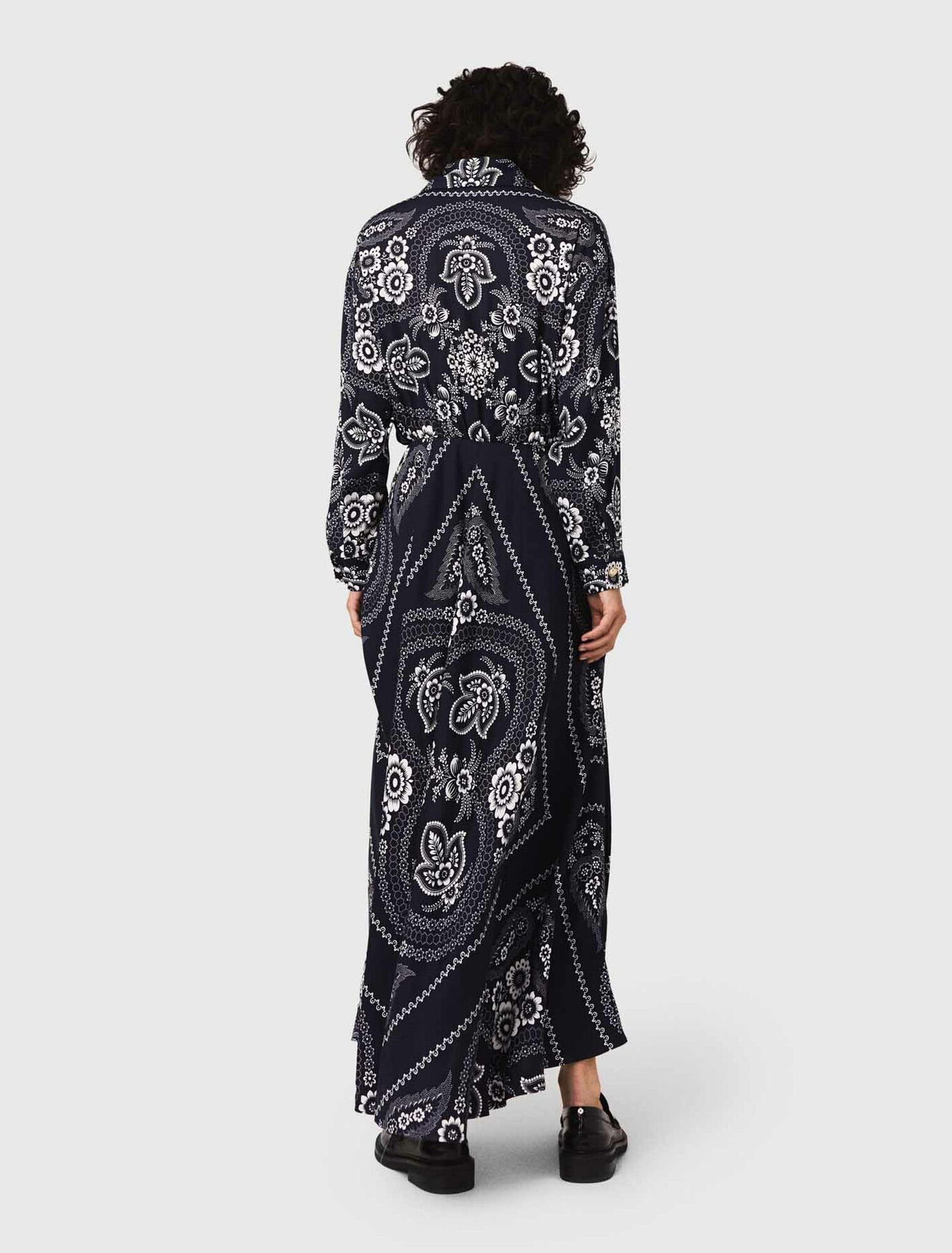 Langes flie&szlig;endes Kleid mit Print