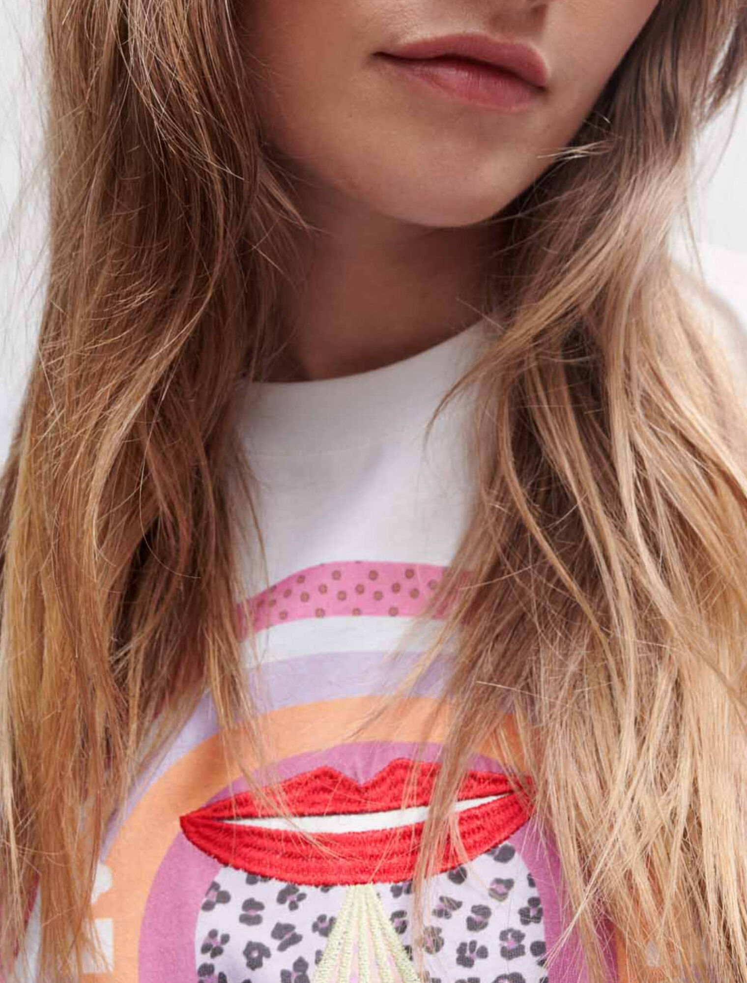 Besticktes T-Shirt mit Siebdruck