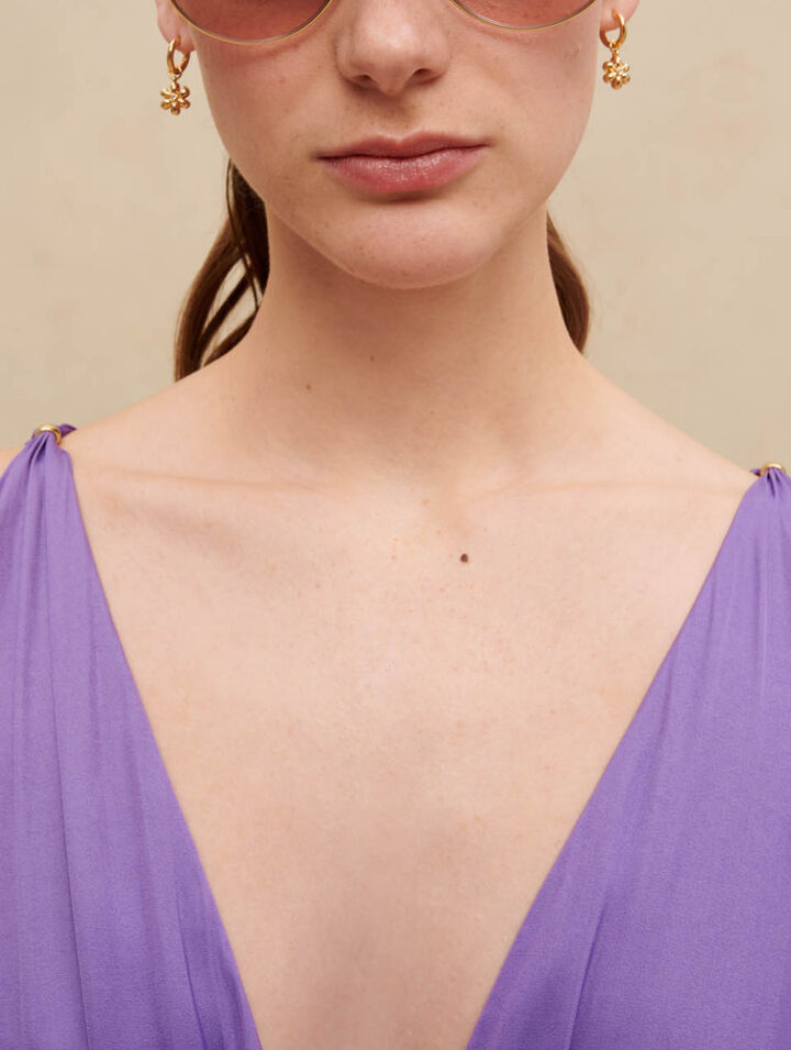 Langes satiniertes Kleid