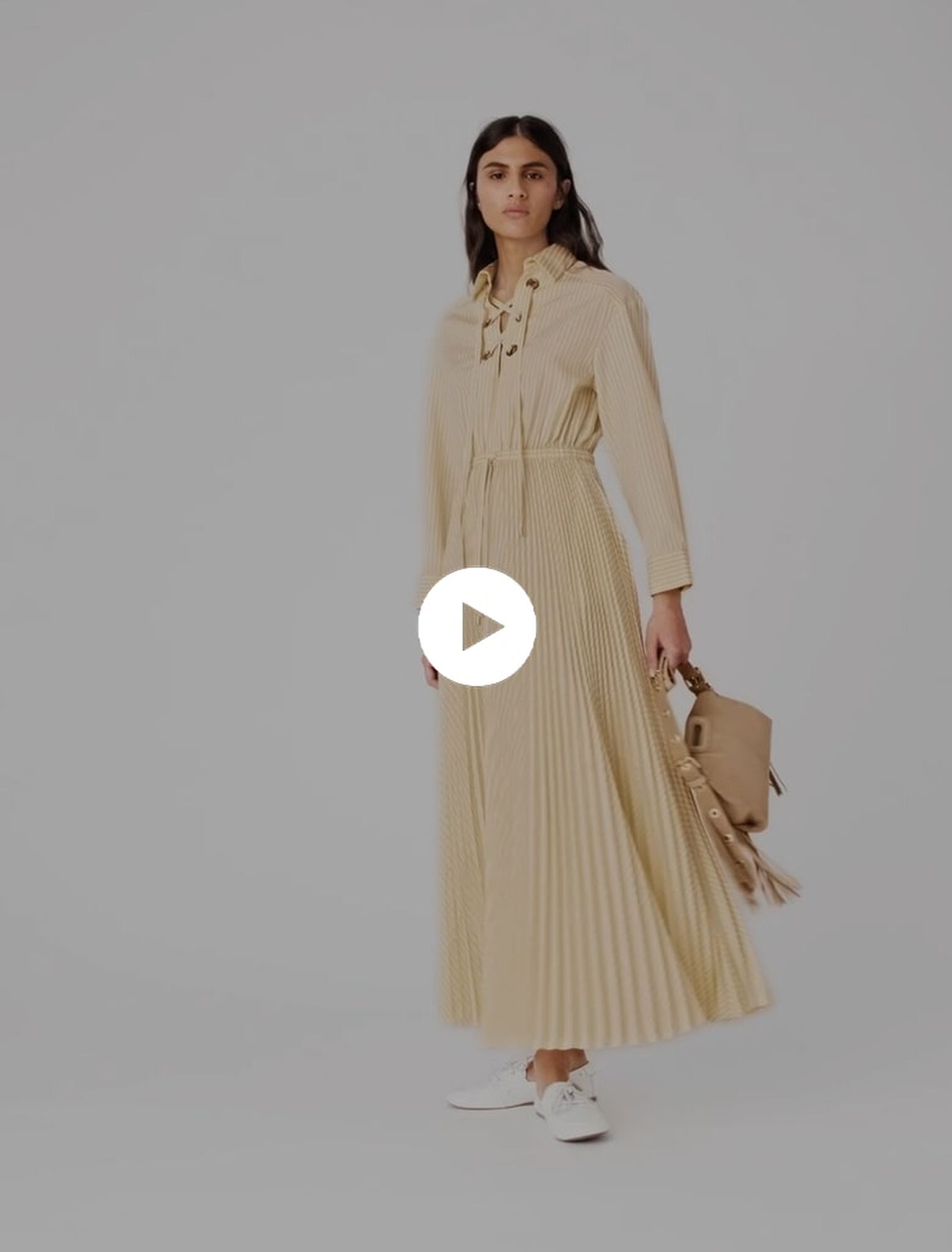 Langes Plisseekleid mit &Ouml;sen