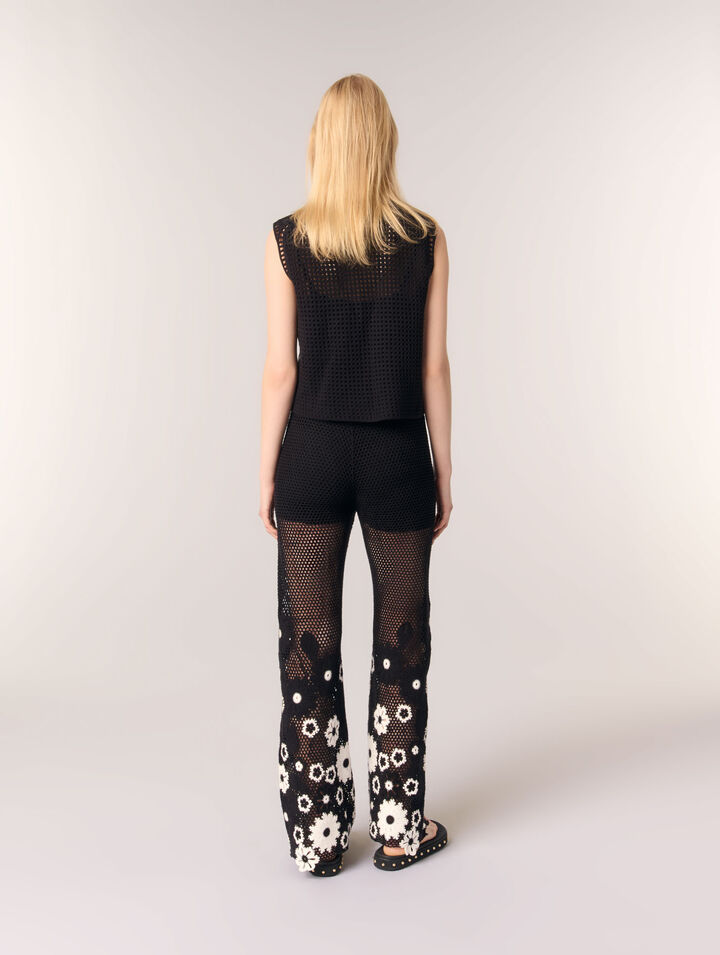 Gehäkelte Hose mit Blumenmotiv