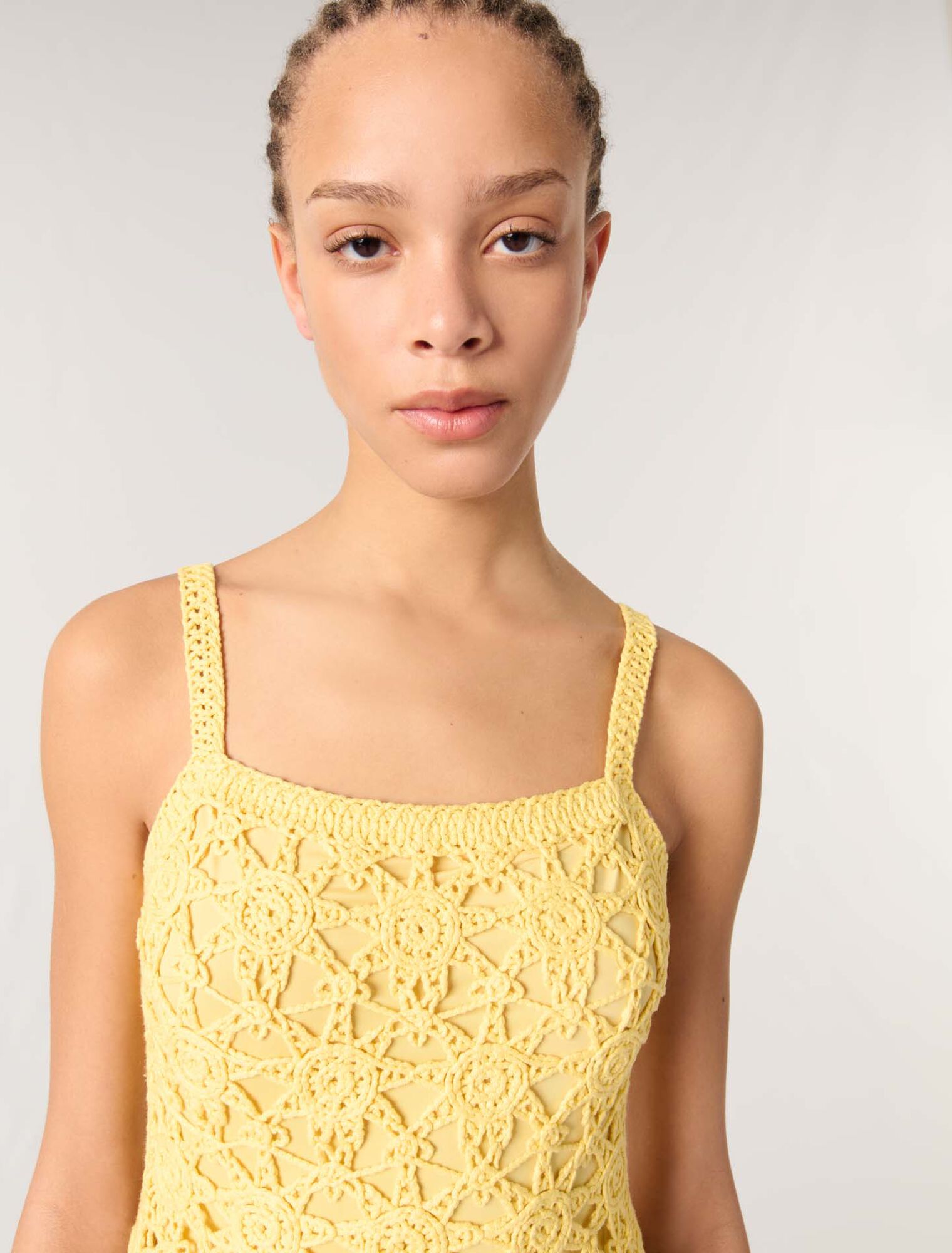 Kurzes gehäkeltes Trägerkleid