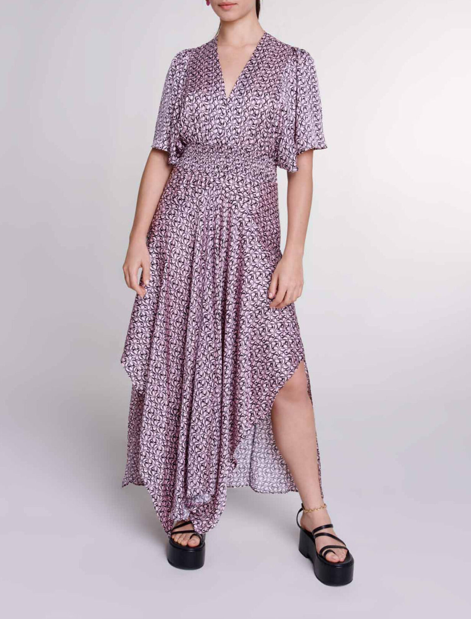 Langes bedrucktes Satinkleid