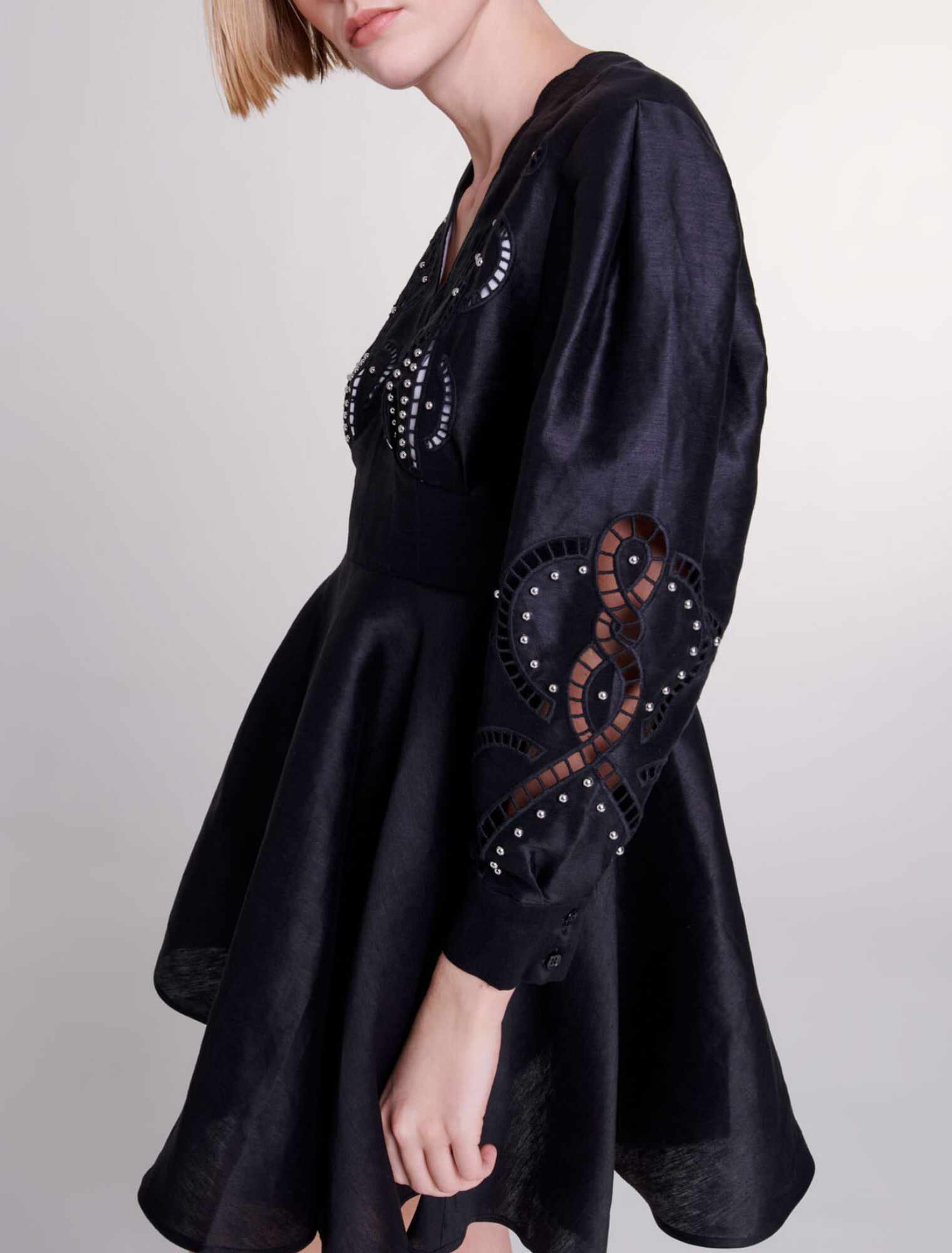 Kurzes Leinenkleid mit Stickerei