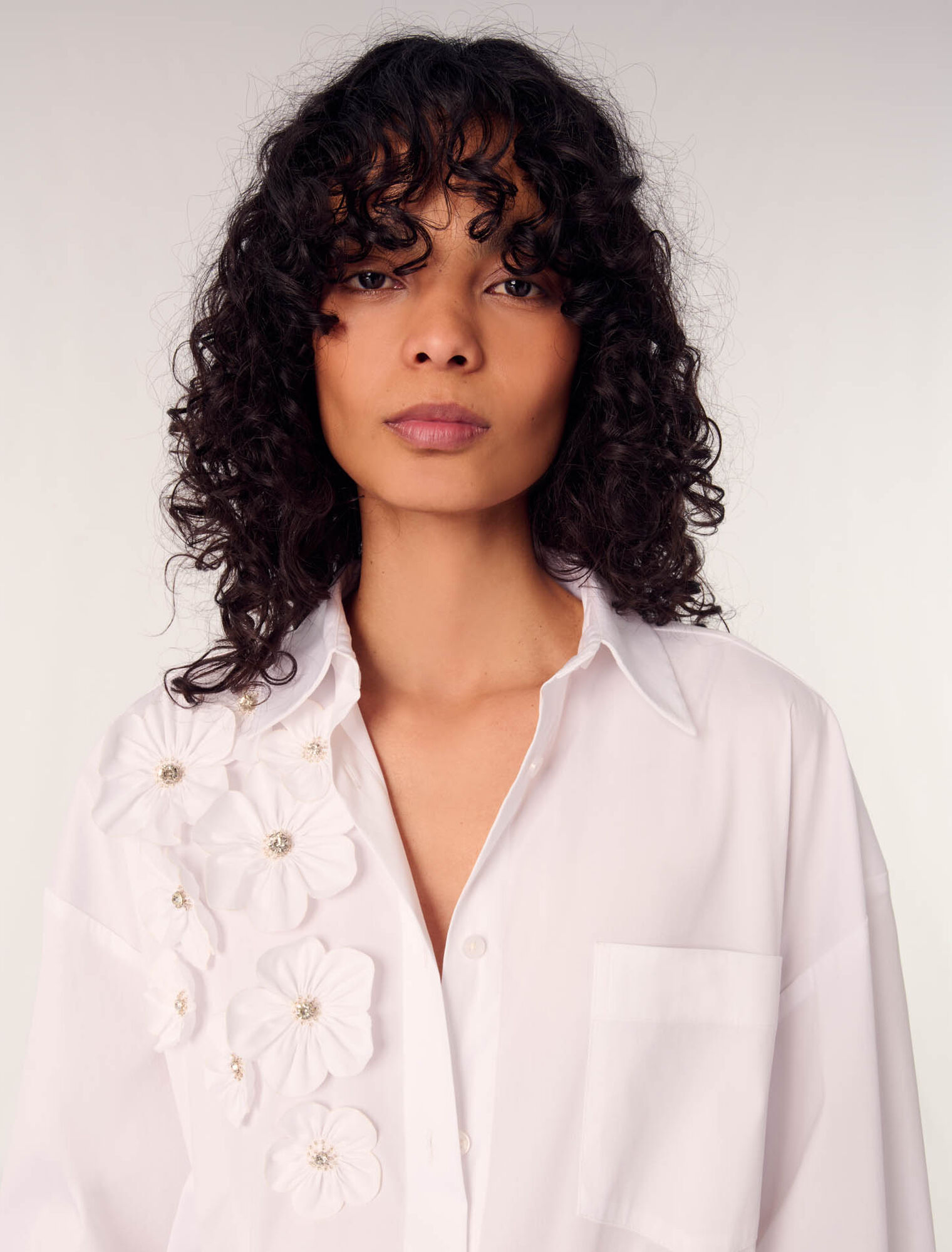 Lange Bluse mit Blumenstickerei