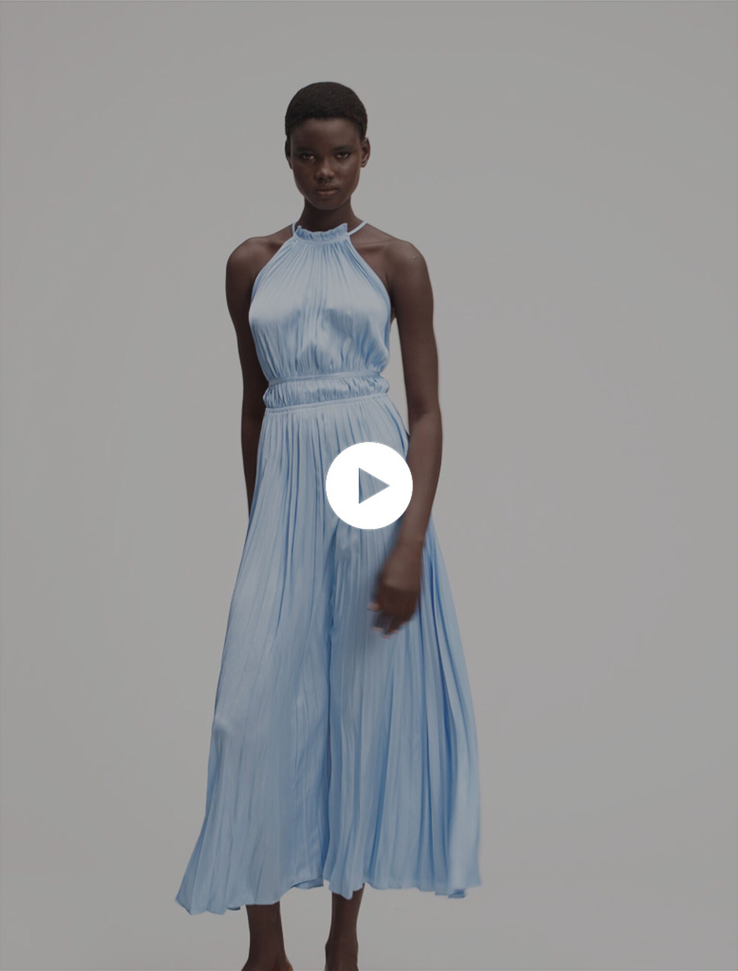 Langes plissiertes Kleid