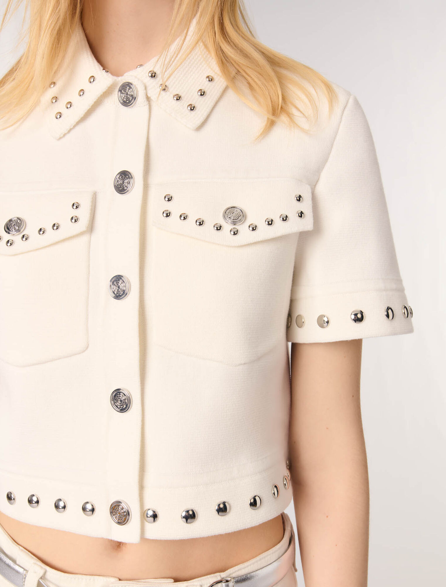 Kurzer Cardigan mit Nieten