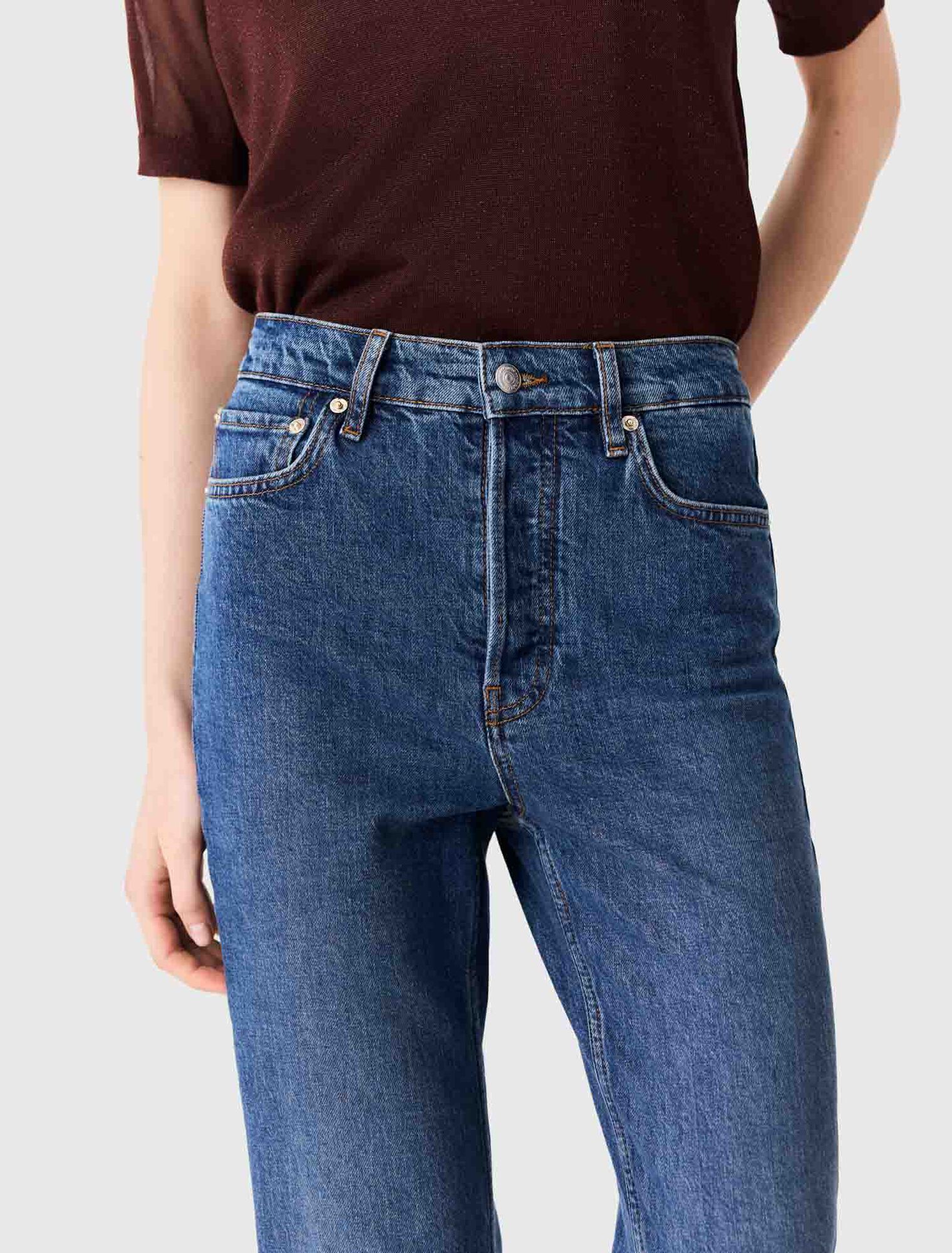 R&ouml;hrenjeans mit Brosche