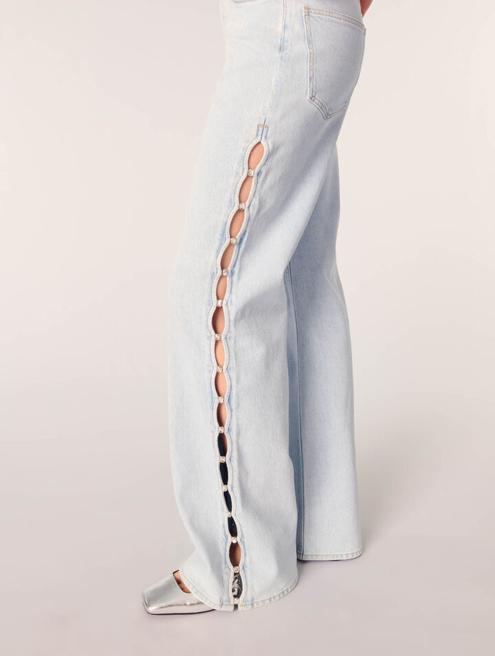 Weite Jeans mit Cut-outs und Strass