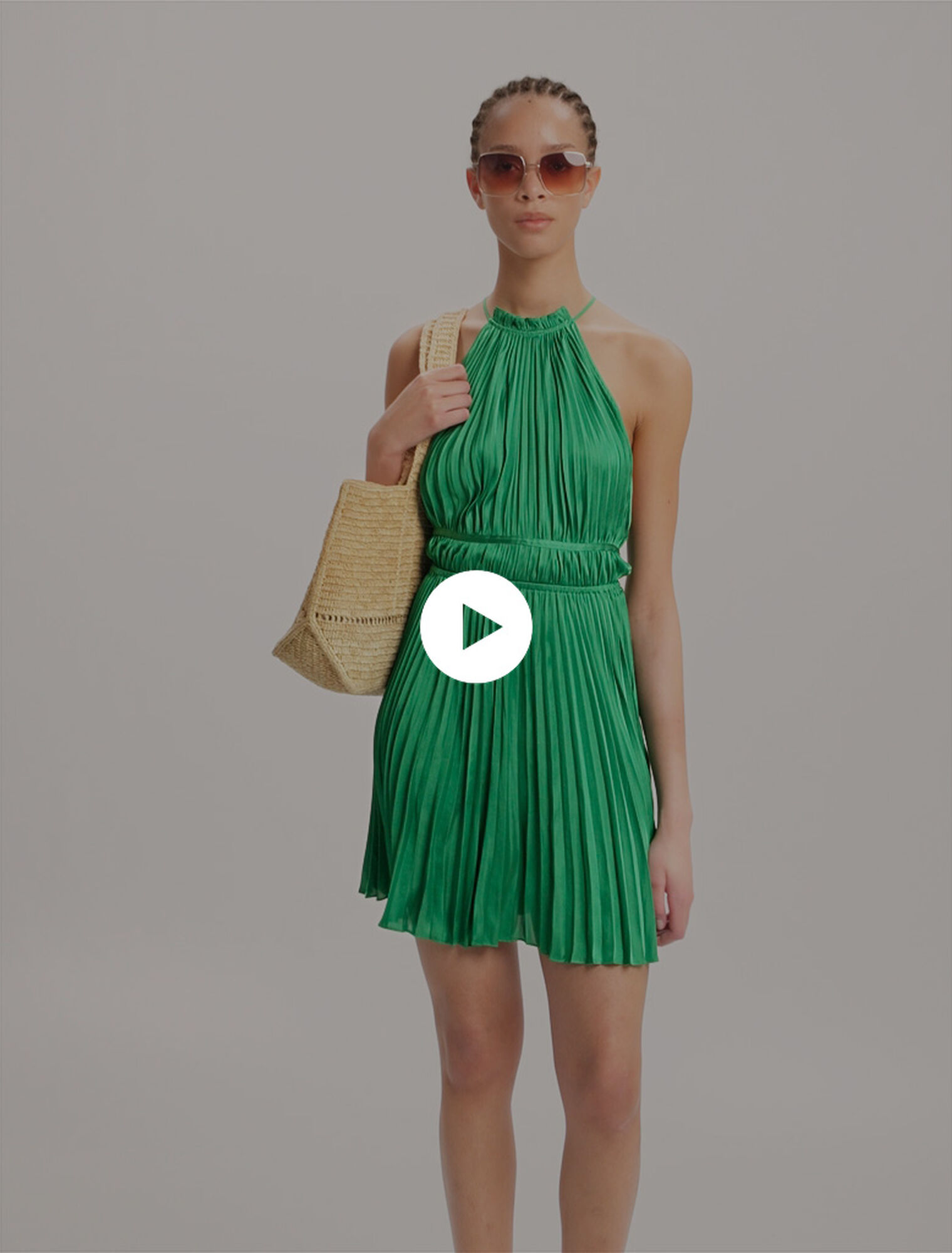 Kurzes, rückenfreies Plisseekleid