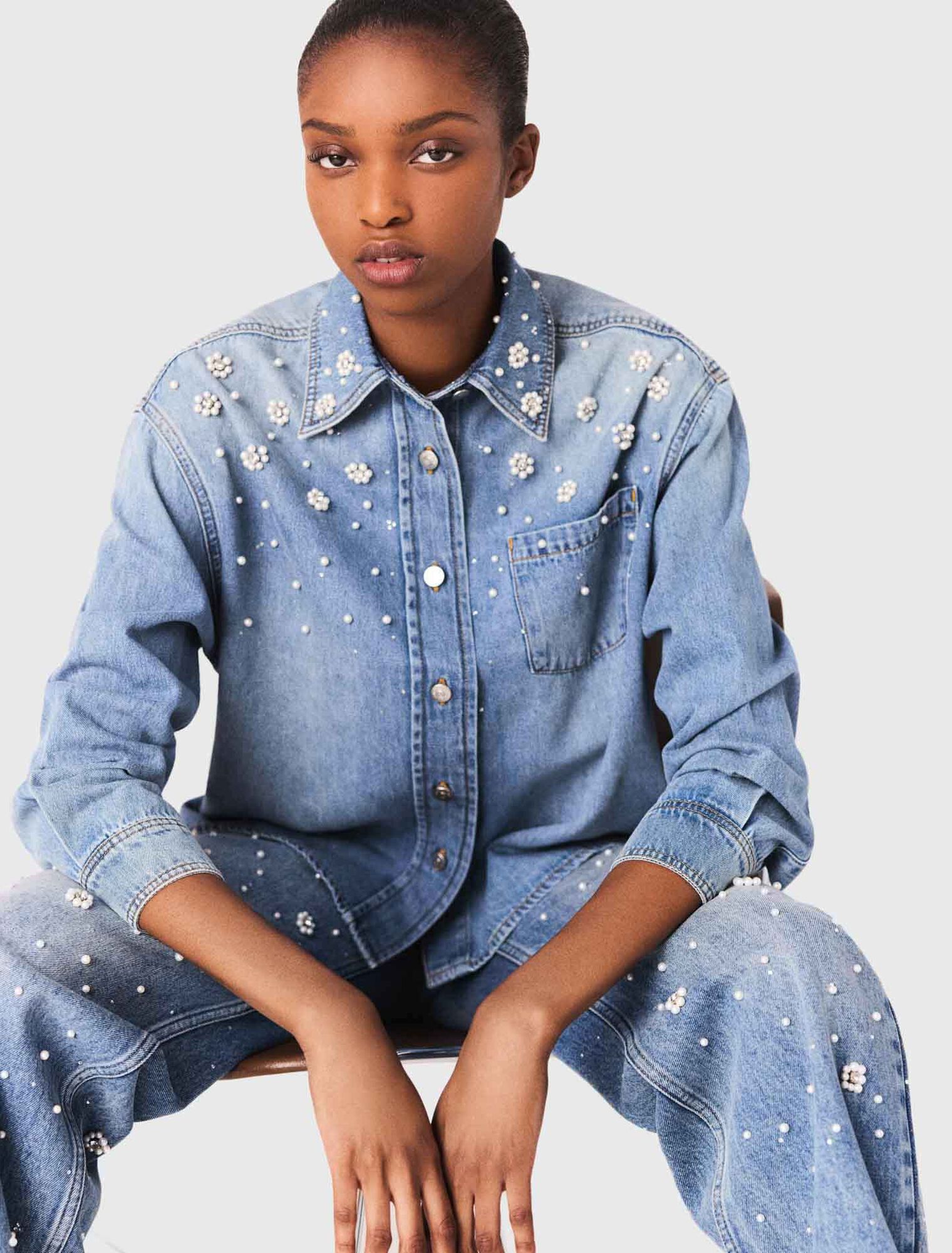 Jeanshemd mit Perlenstickerei