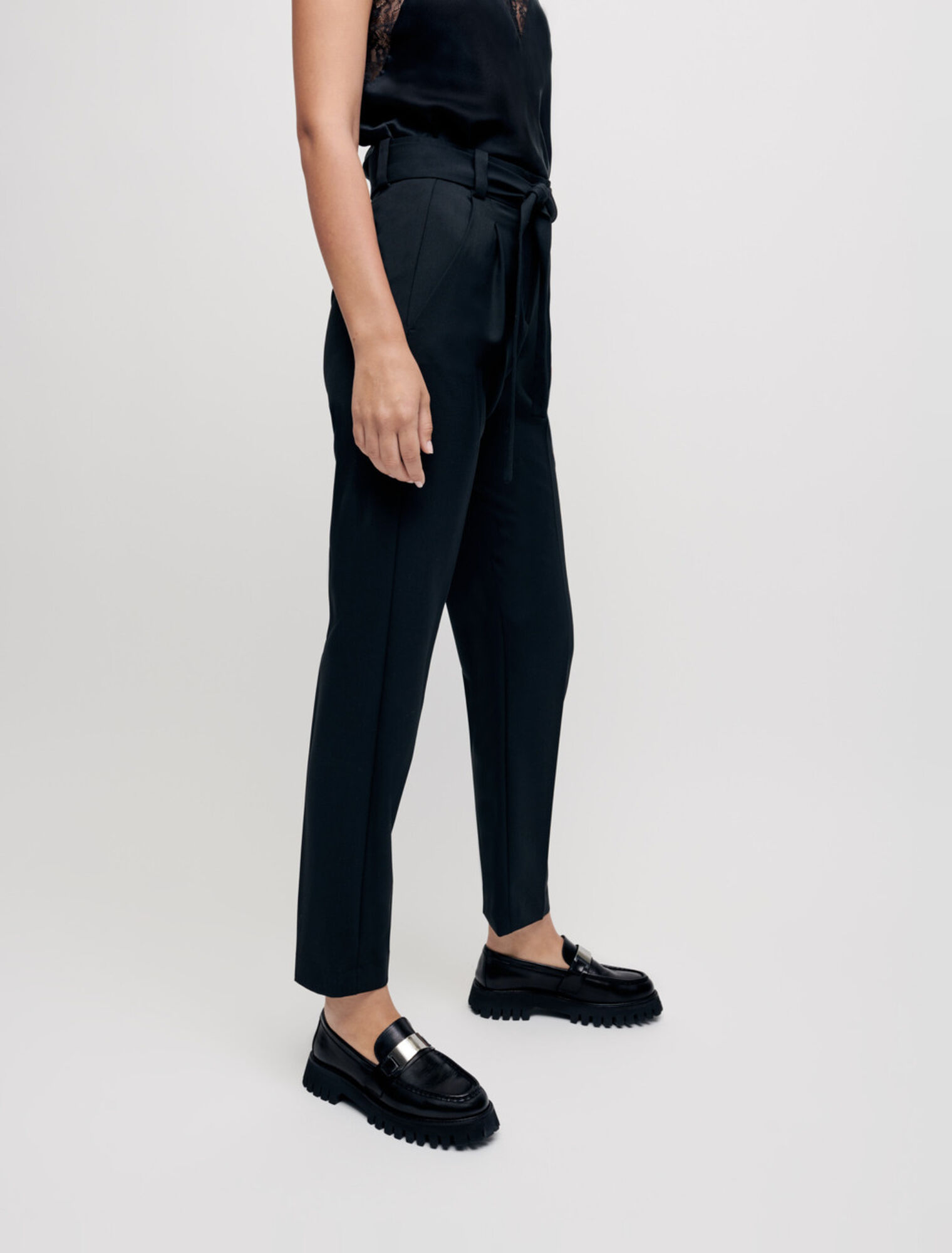 Hose mit hoher Taille und Gürtel