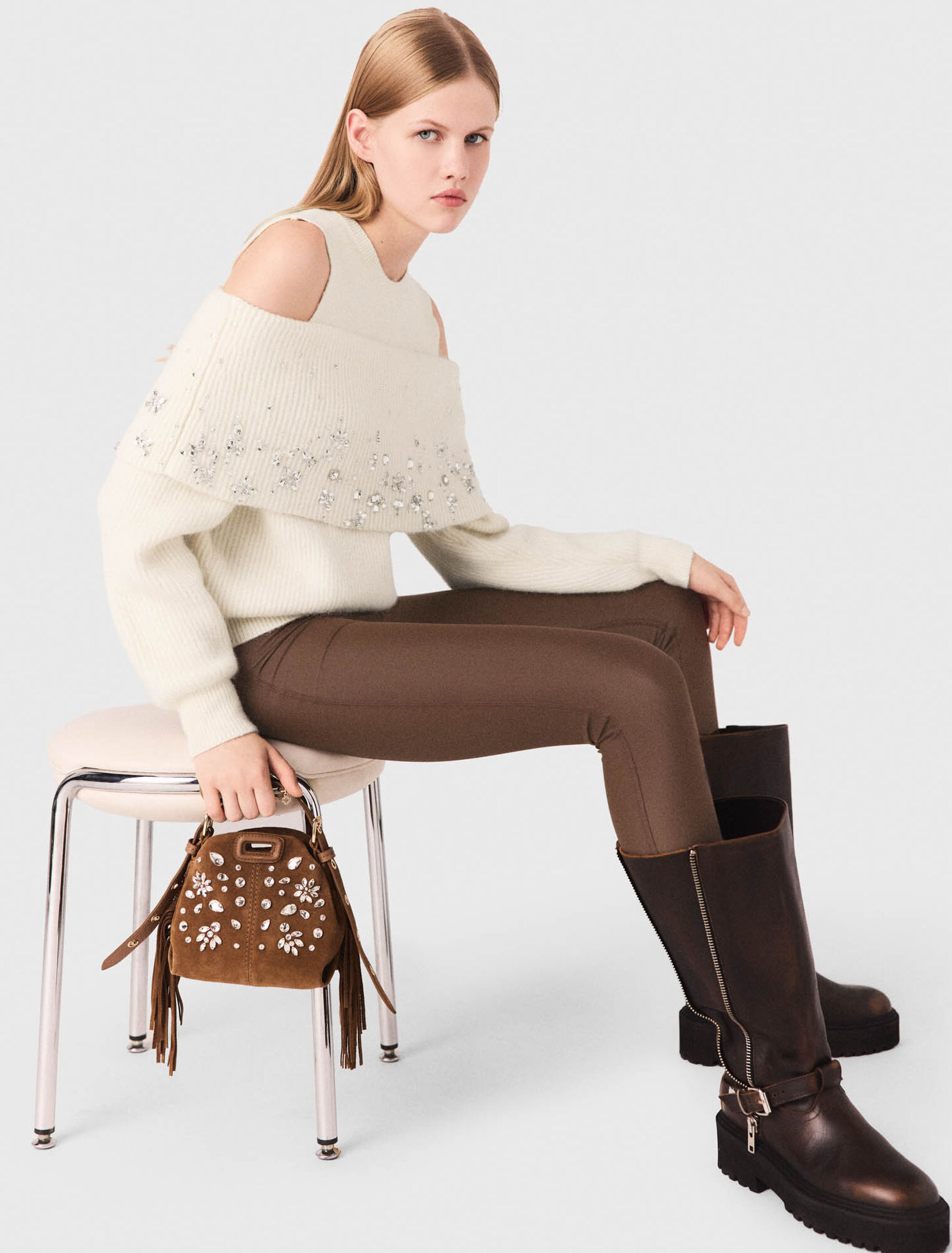 Schulterfreier Pullover mit Schmuck