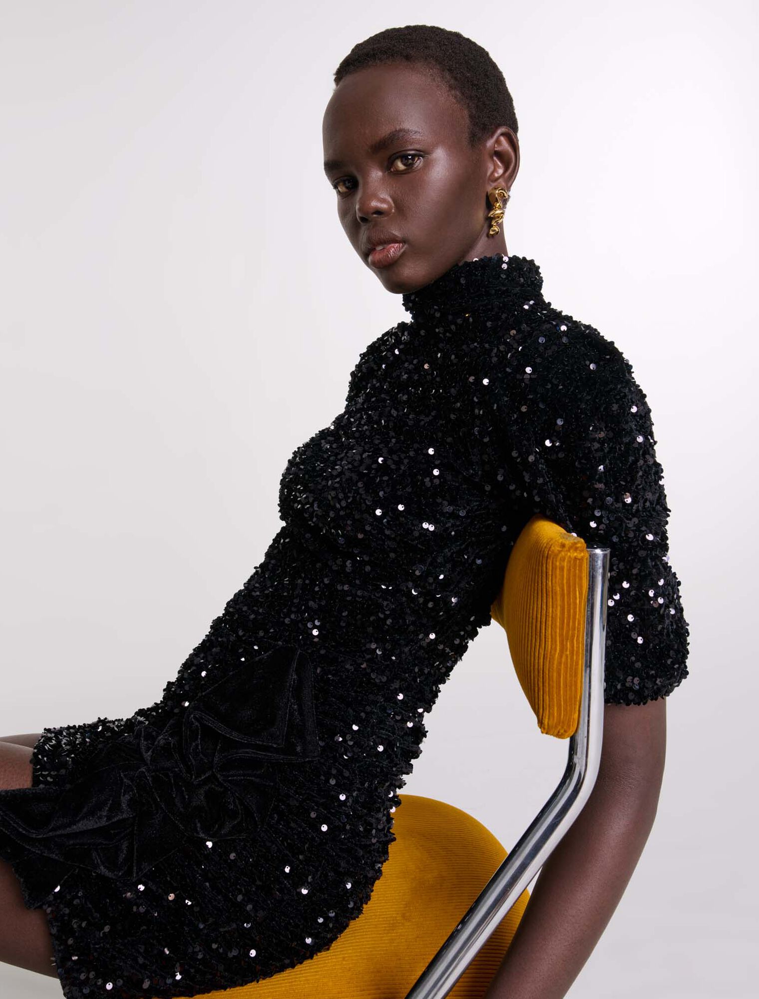 Kurzes Samtkleid mit Pailletten