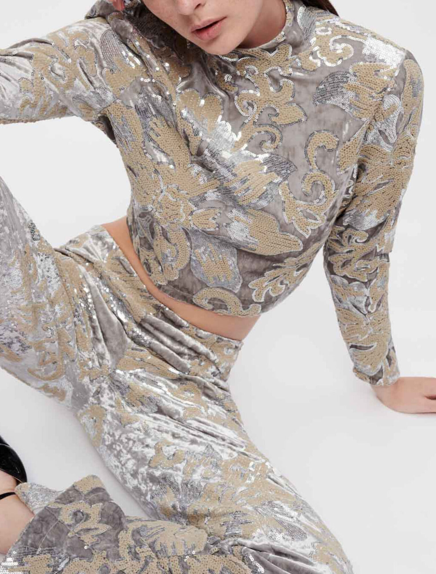 Crop Top aus Samt mit Pailetten bestickt