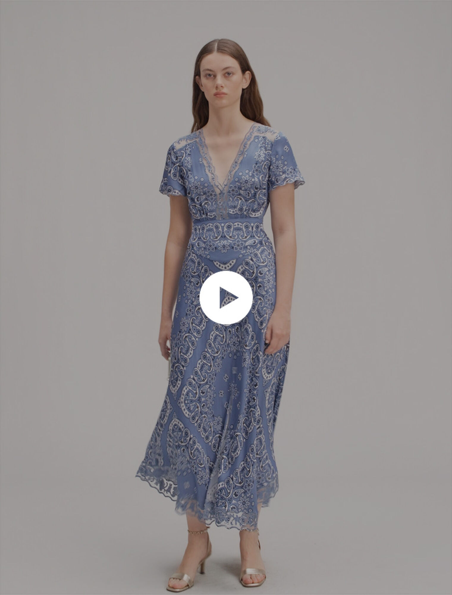Langes fließendes Kleid mit Print