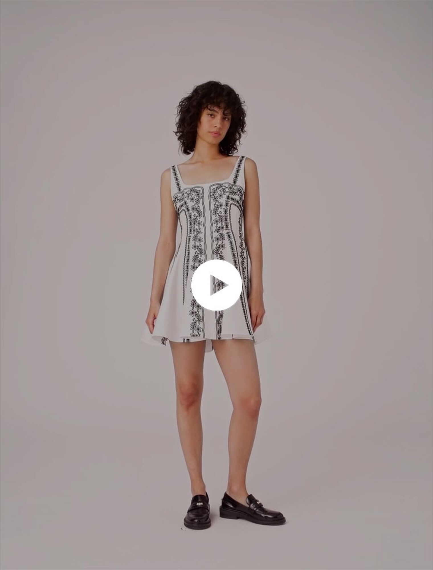 Kurzes besticktes Trägerkleid