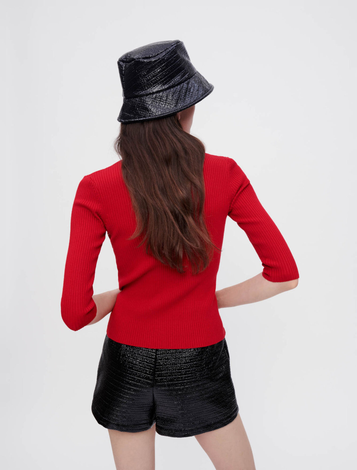 Körpernaher Pullover mit silbernen Ösen