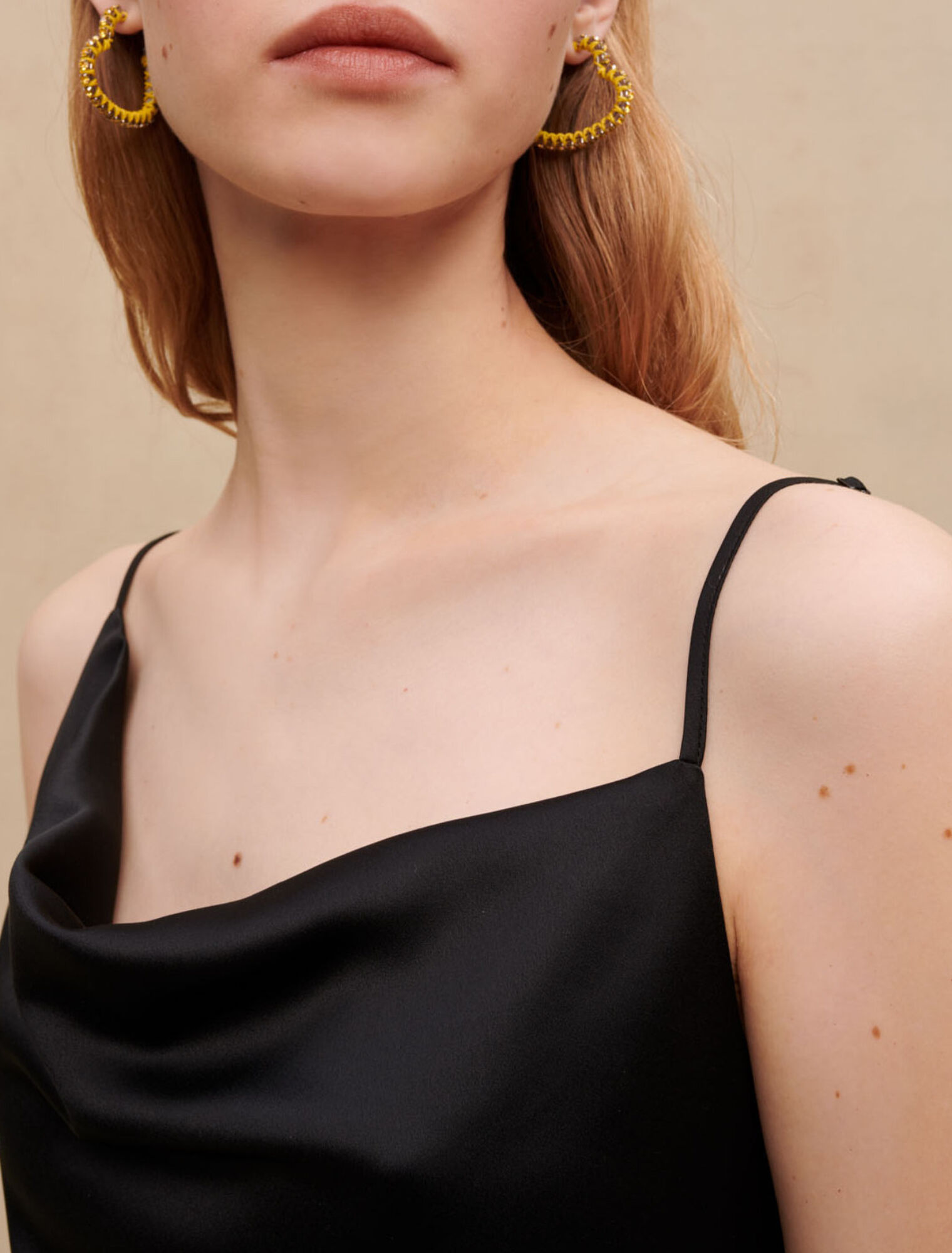 Geschlitztes drapiertes langes Kleid