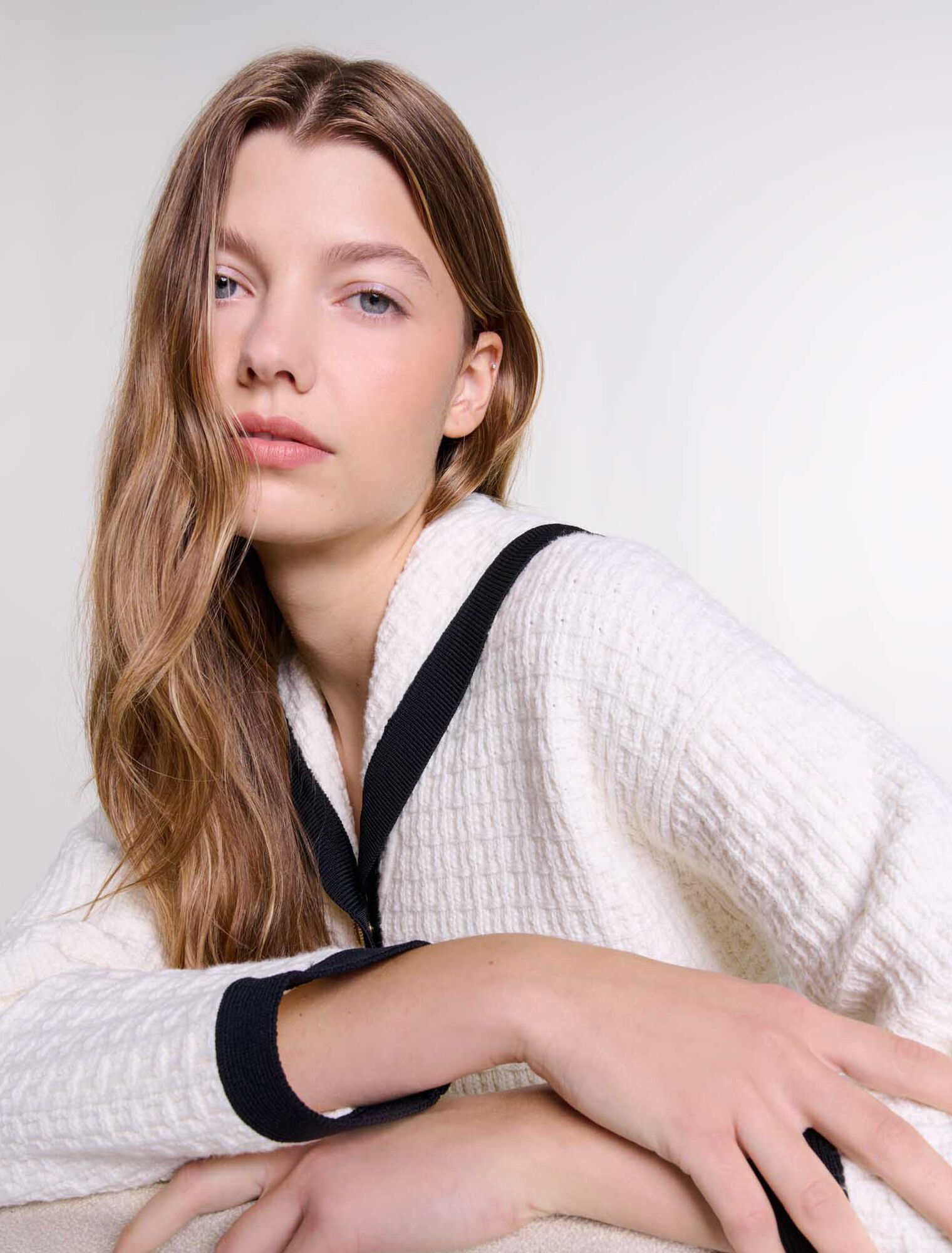 Kontrastreicher Cardigan mit Kragen