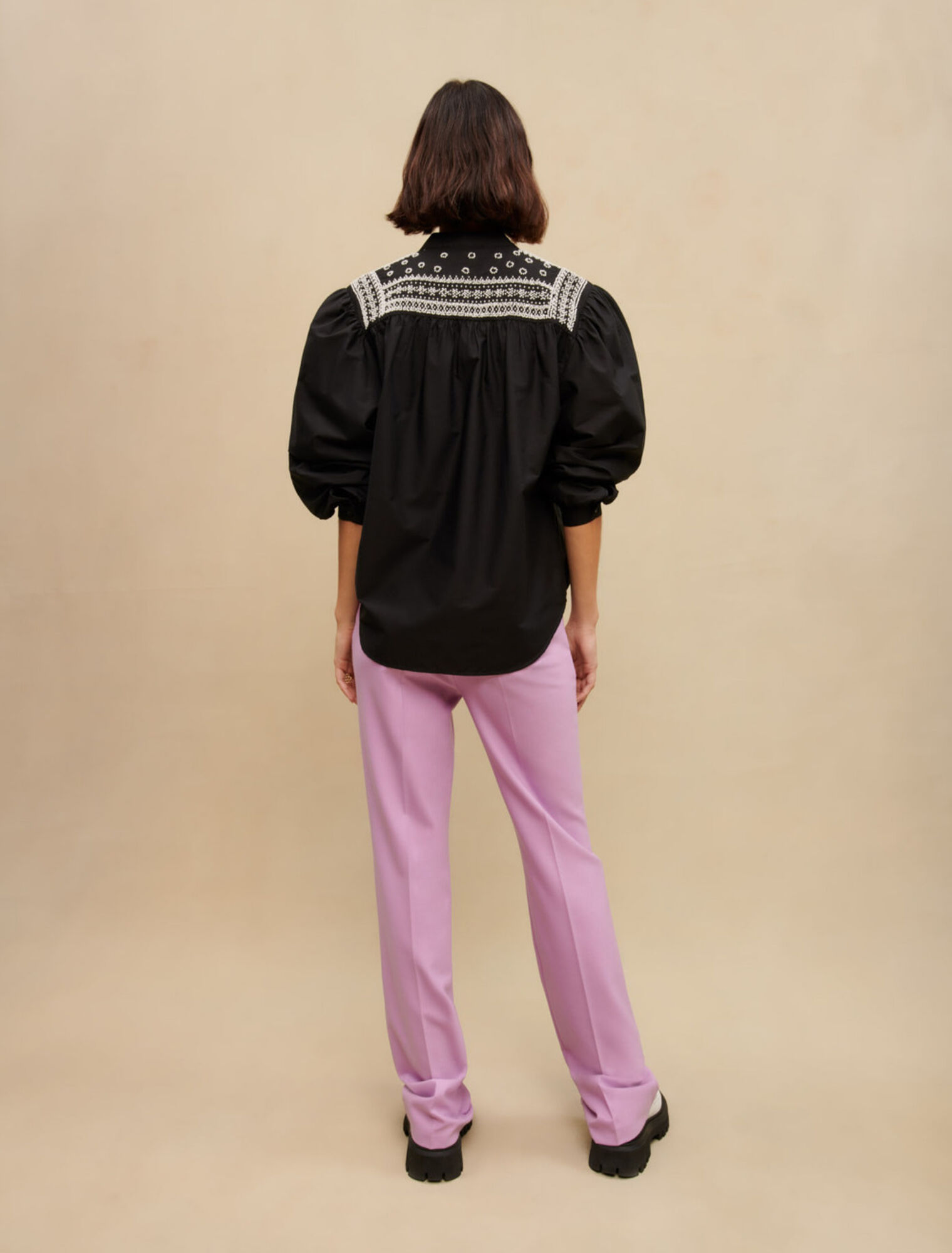 Hemd mit gestickten Details