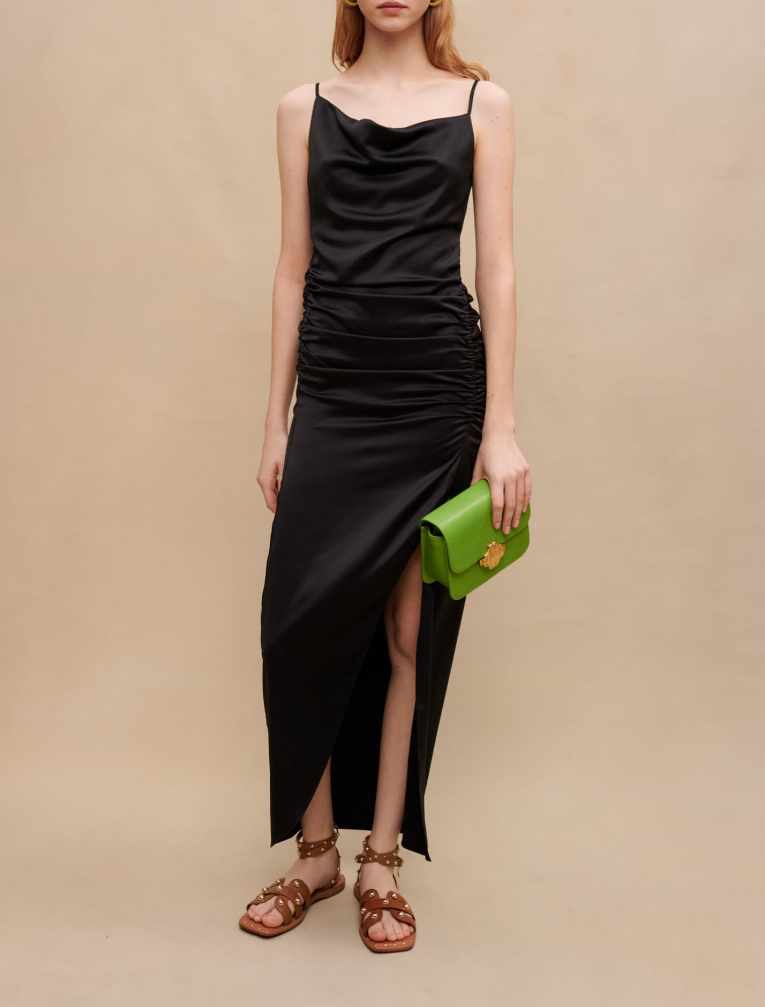 Geschlitztes drapiertes langes Kleid