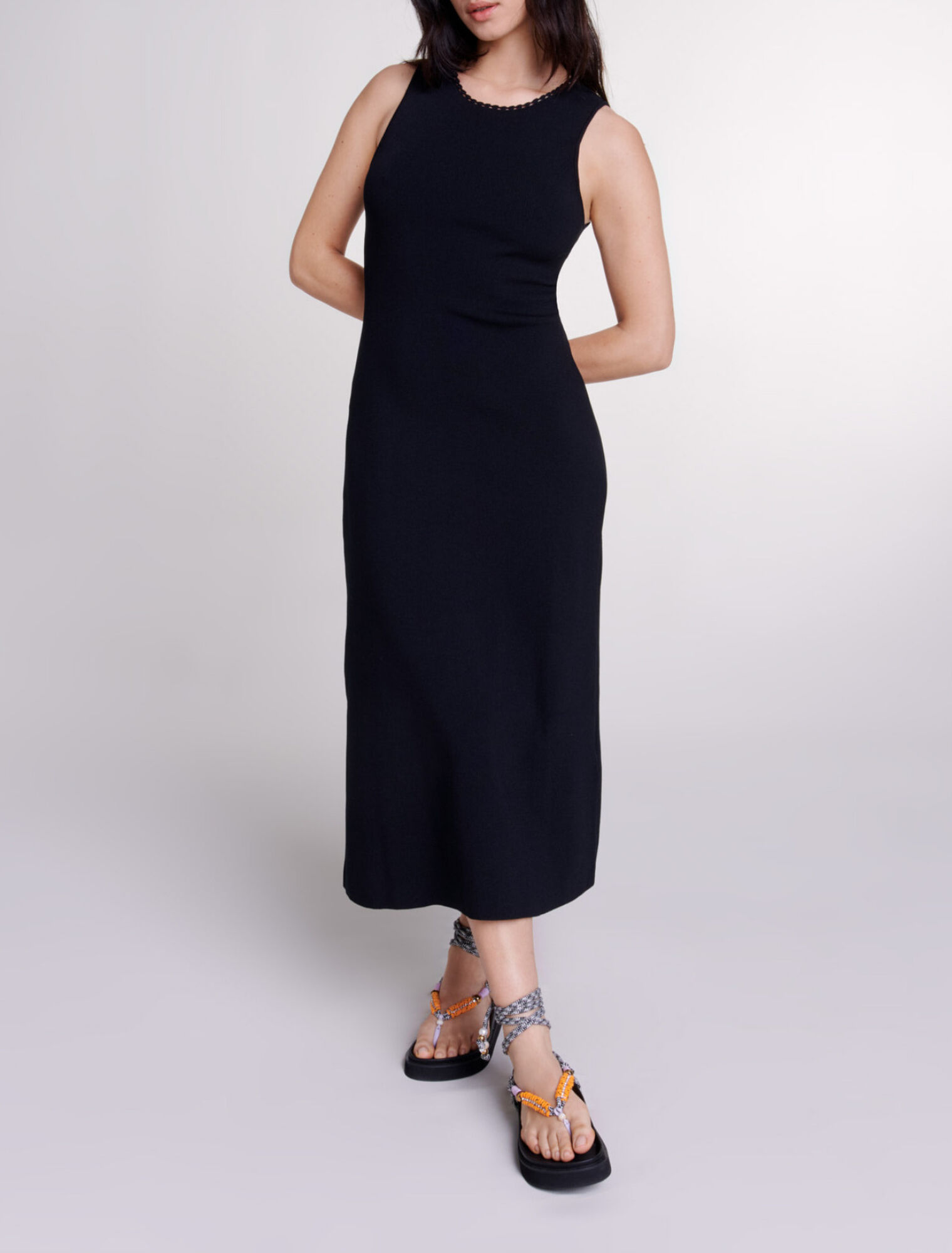 Langes Strickkleid mit Aussparungen