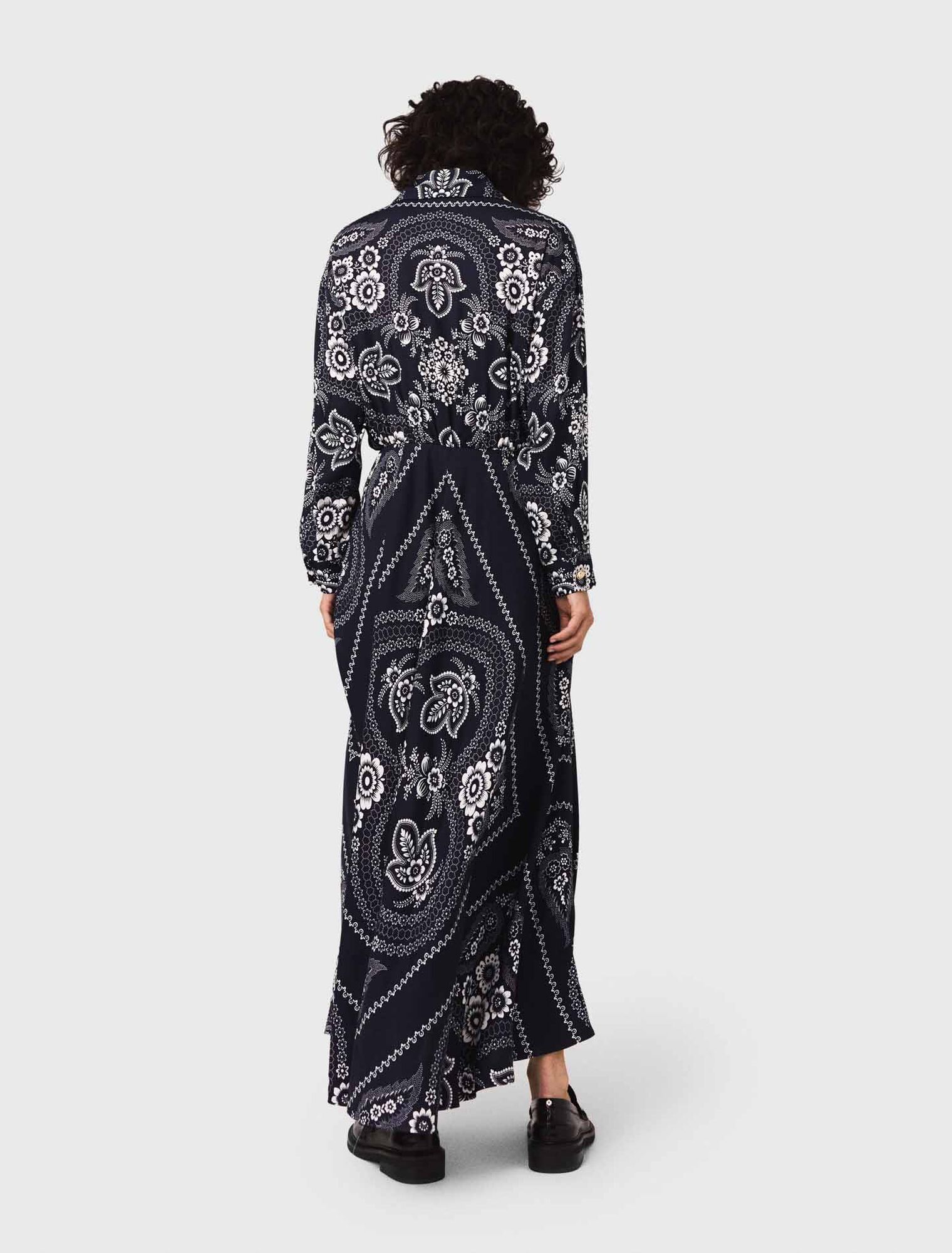 Langes fließendes Kleid mit Print