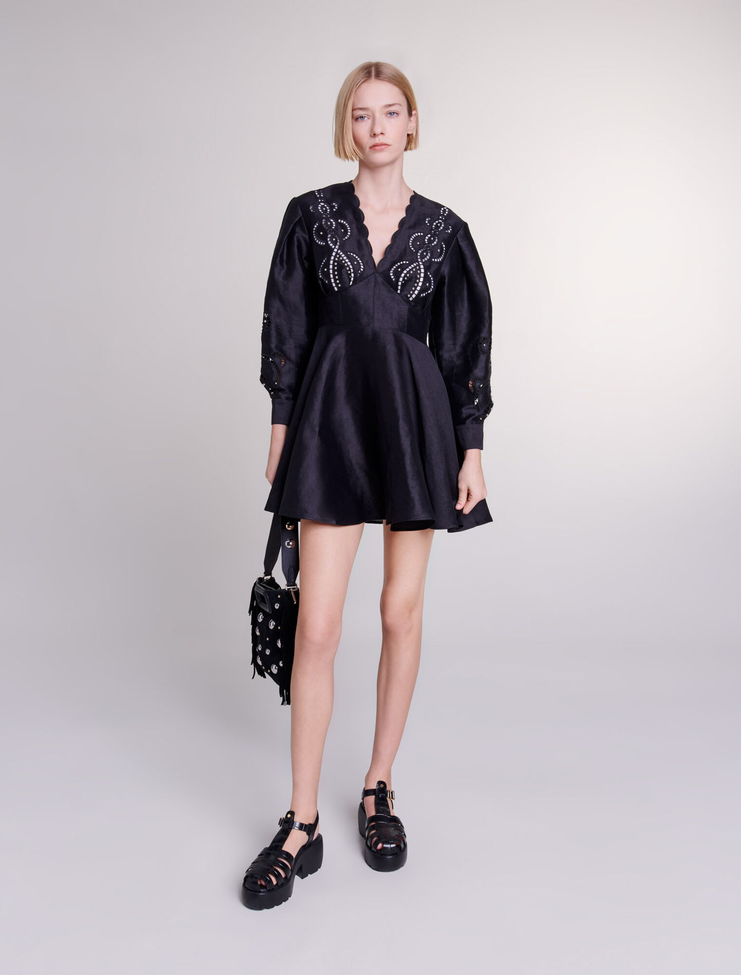 Kurzes Leinenkleid mit Stickerei