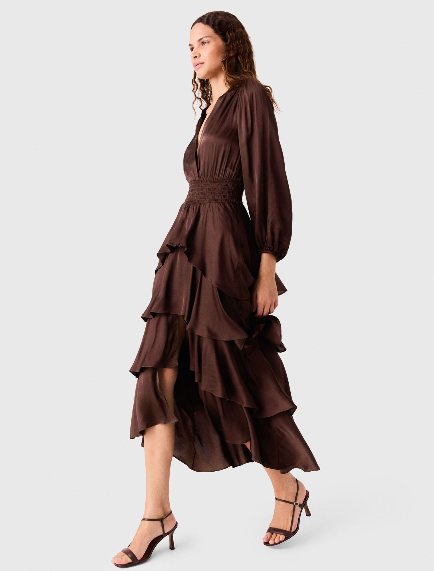 Langes flie&szlig;endes Kleid mit Volants