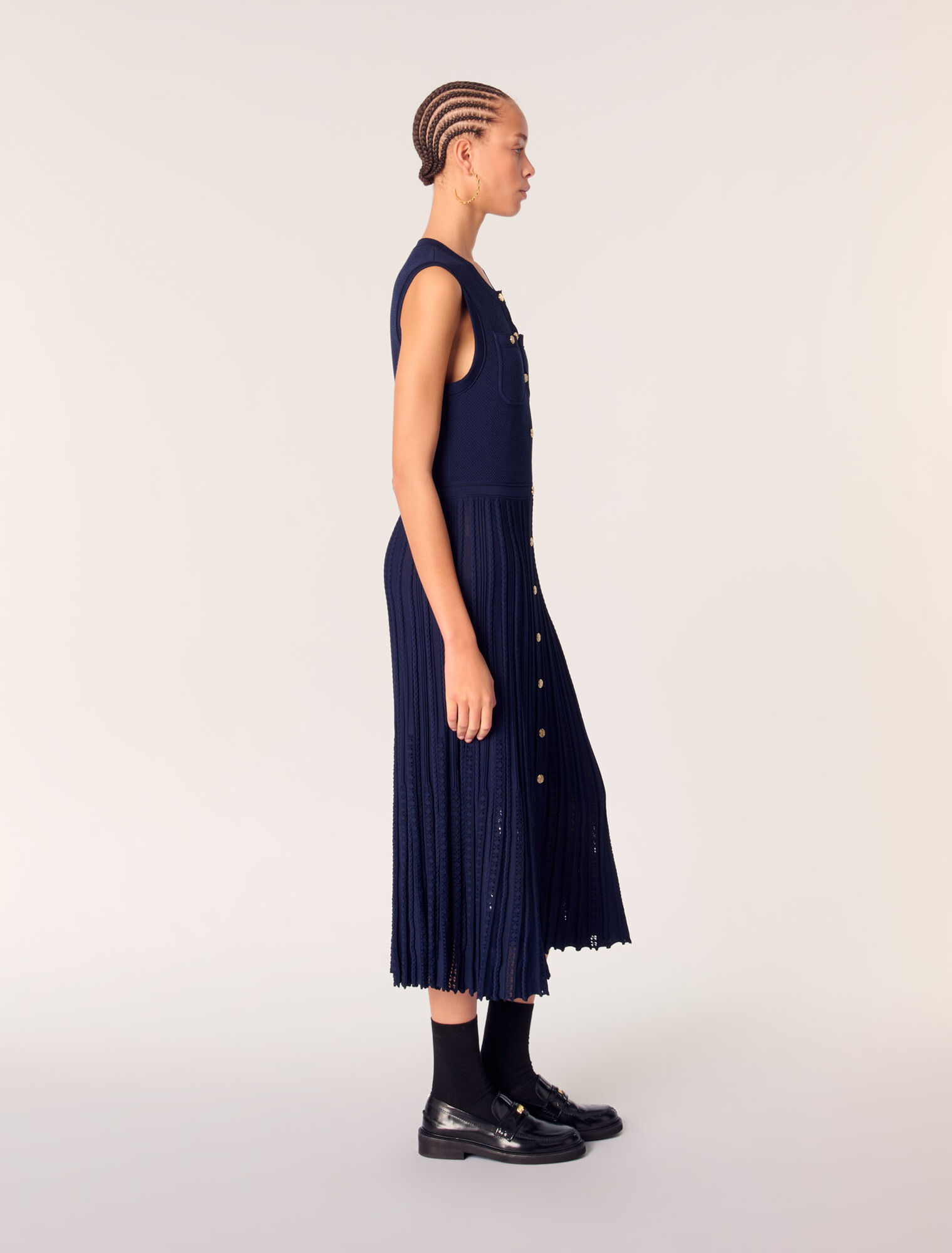 Langes, plissiertes Strickkleid