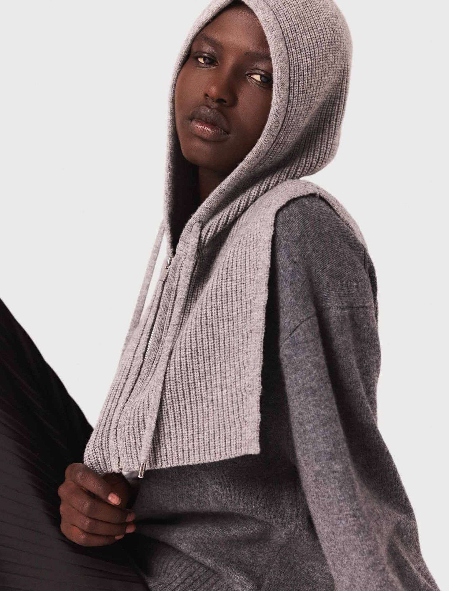 Langes Kleid im Materialmix