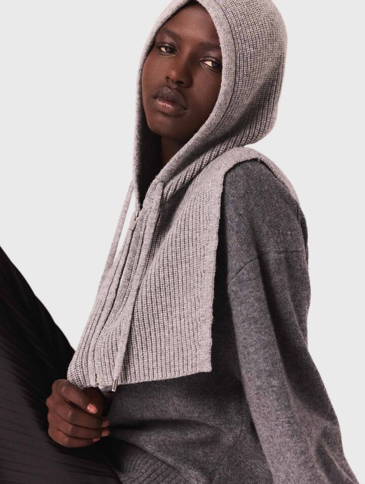 Langes Kleid im Materialmix