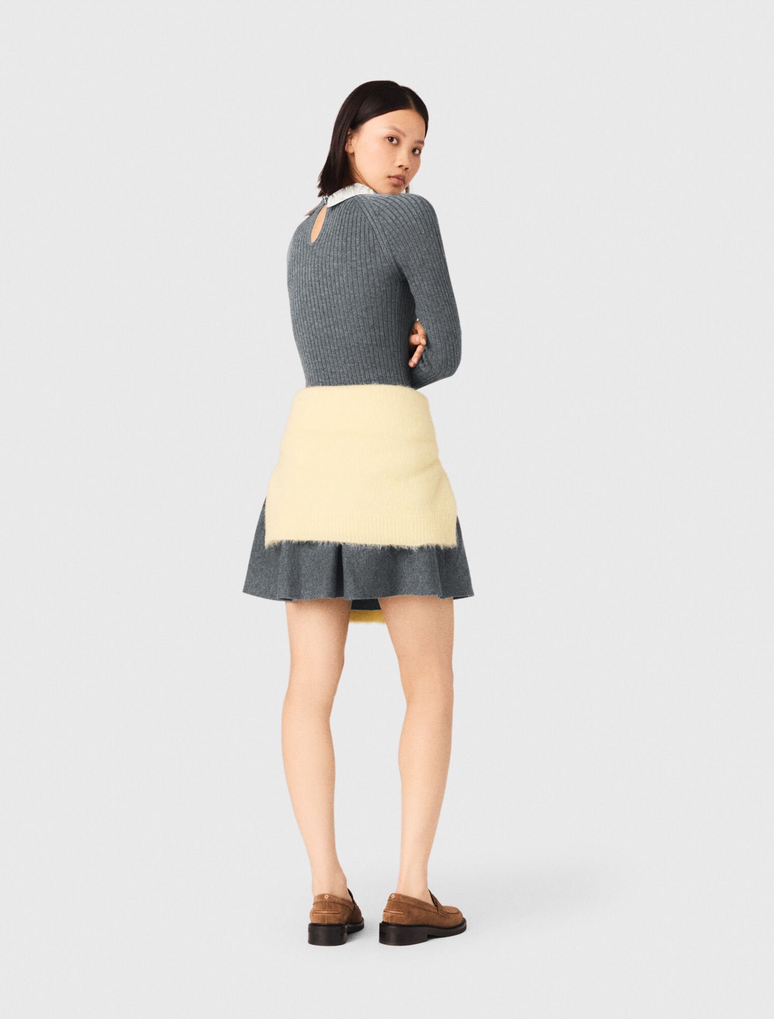 Kurzes Strickkleid mit Perlenkragen