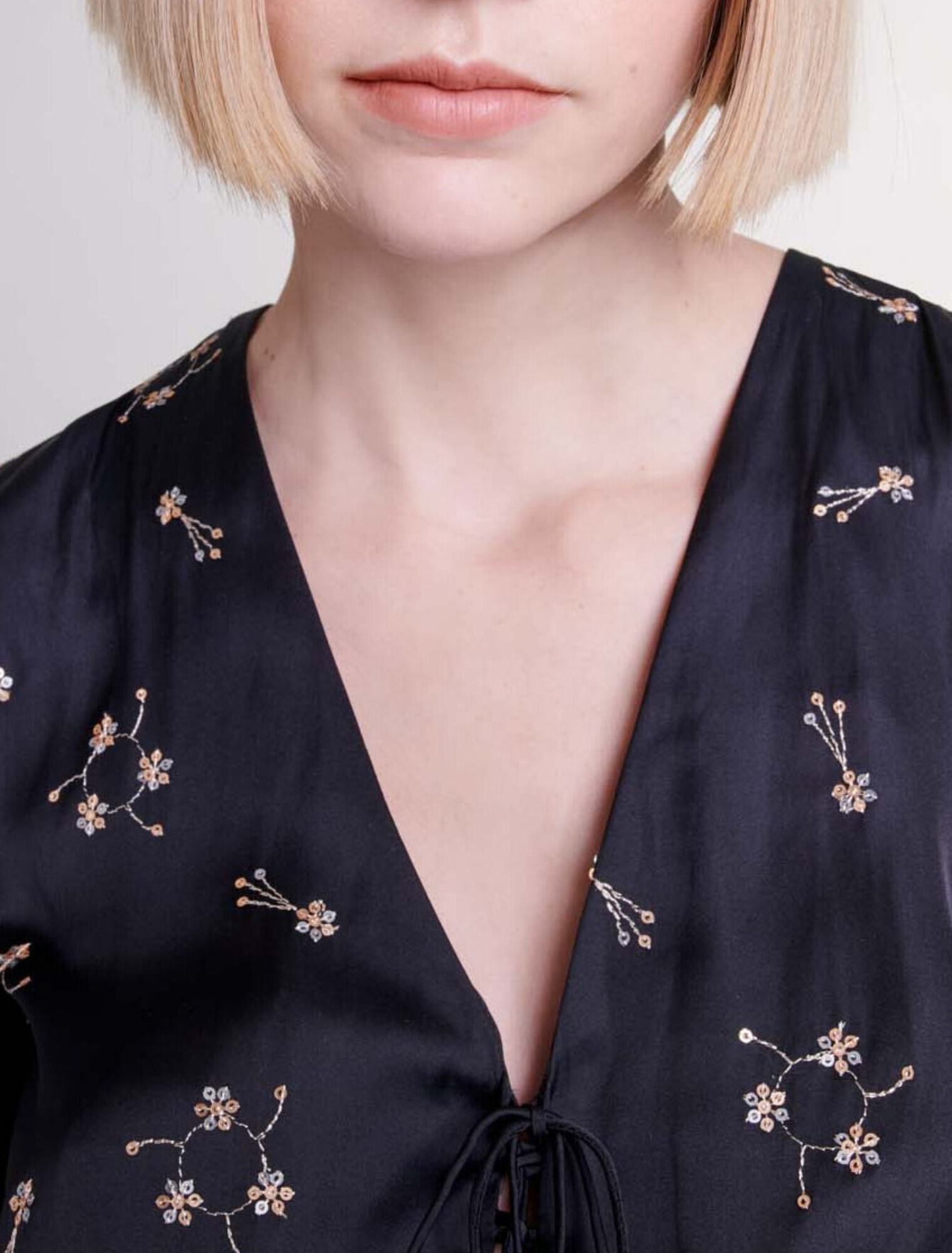 Besticktes Kleid mit Pailletten